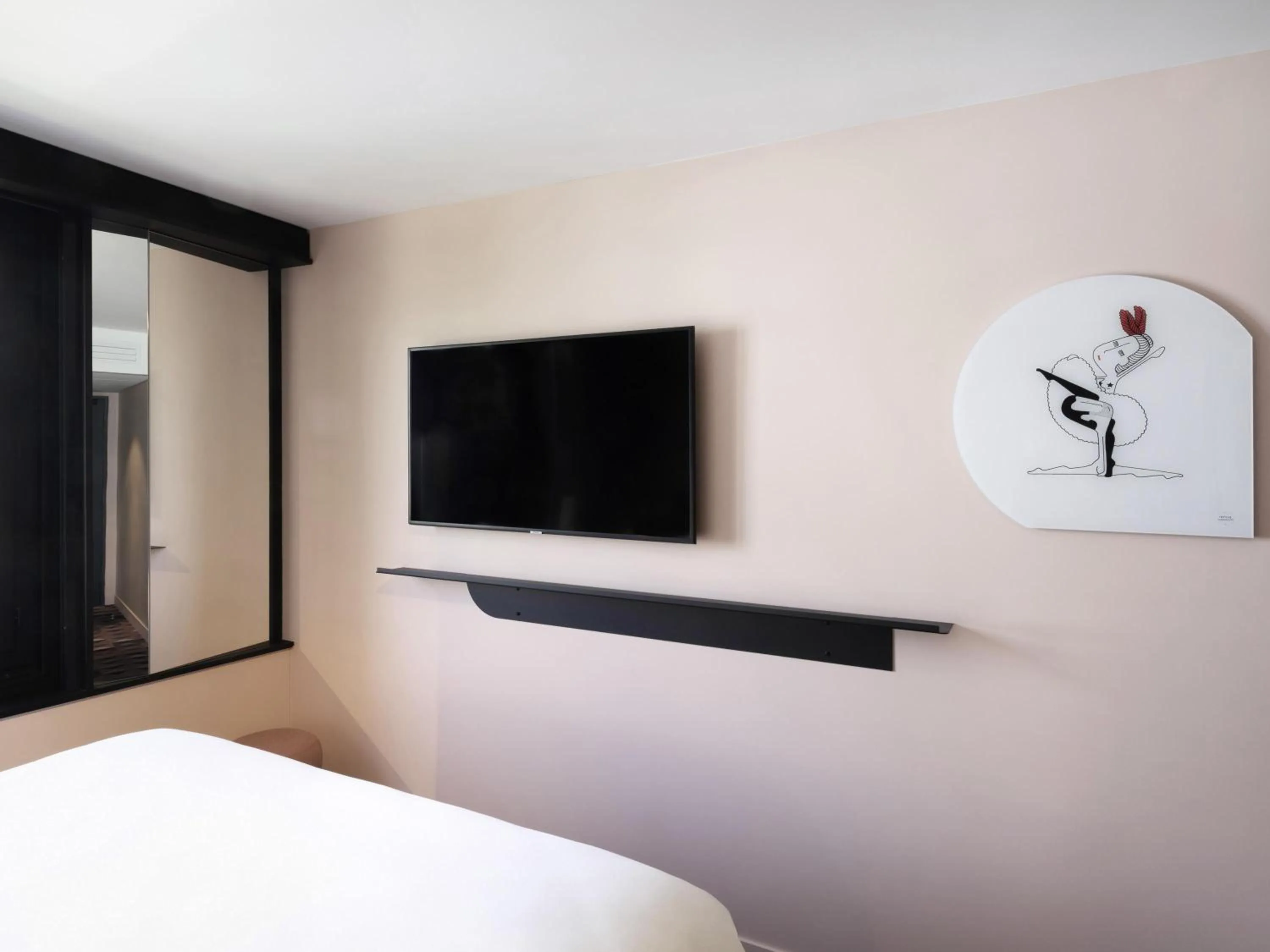Bedroom, Bed in TRIBE Paris Batignolles