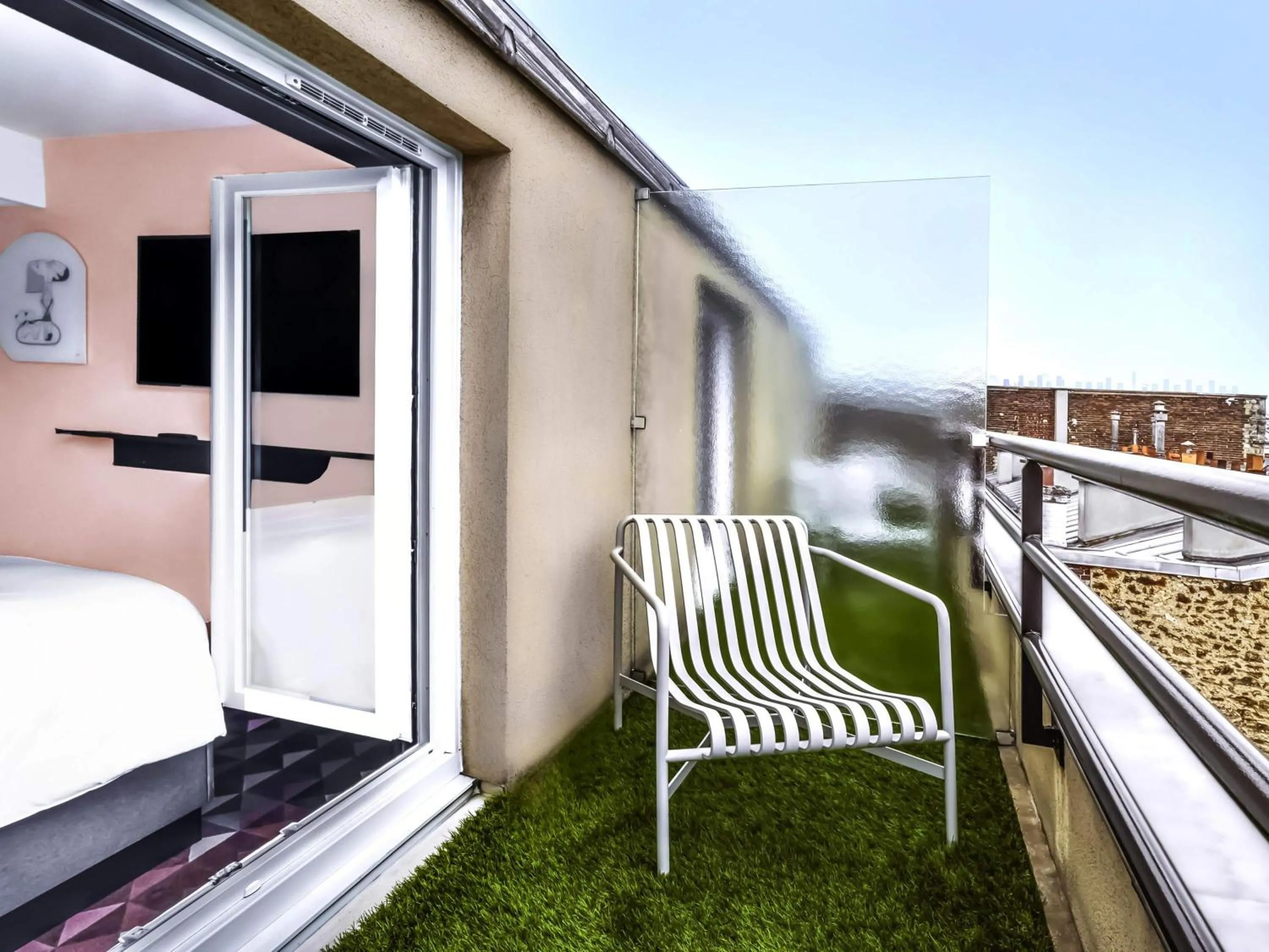 Bedroom in TRIBE Paris Batignolles