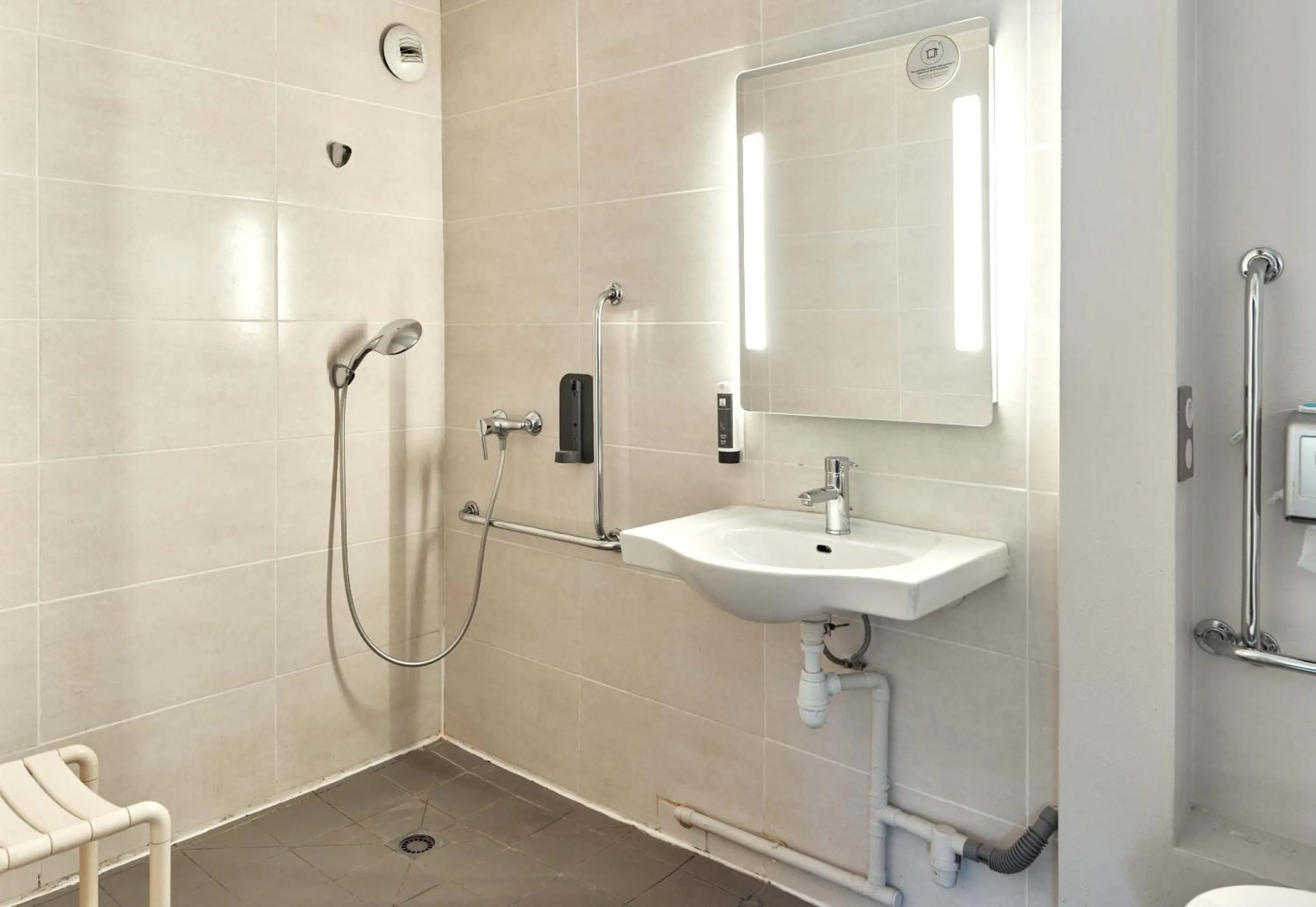 Bathroom in B&B HOTEL Corbeil-Essonnes