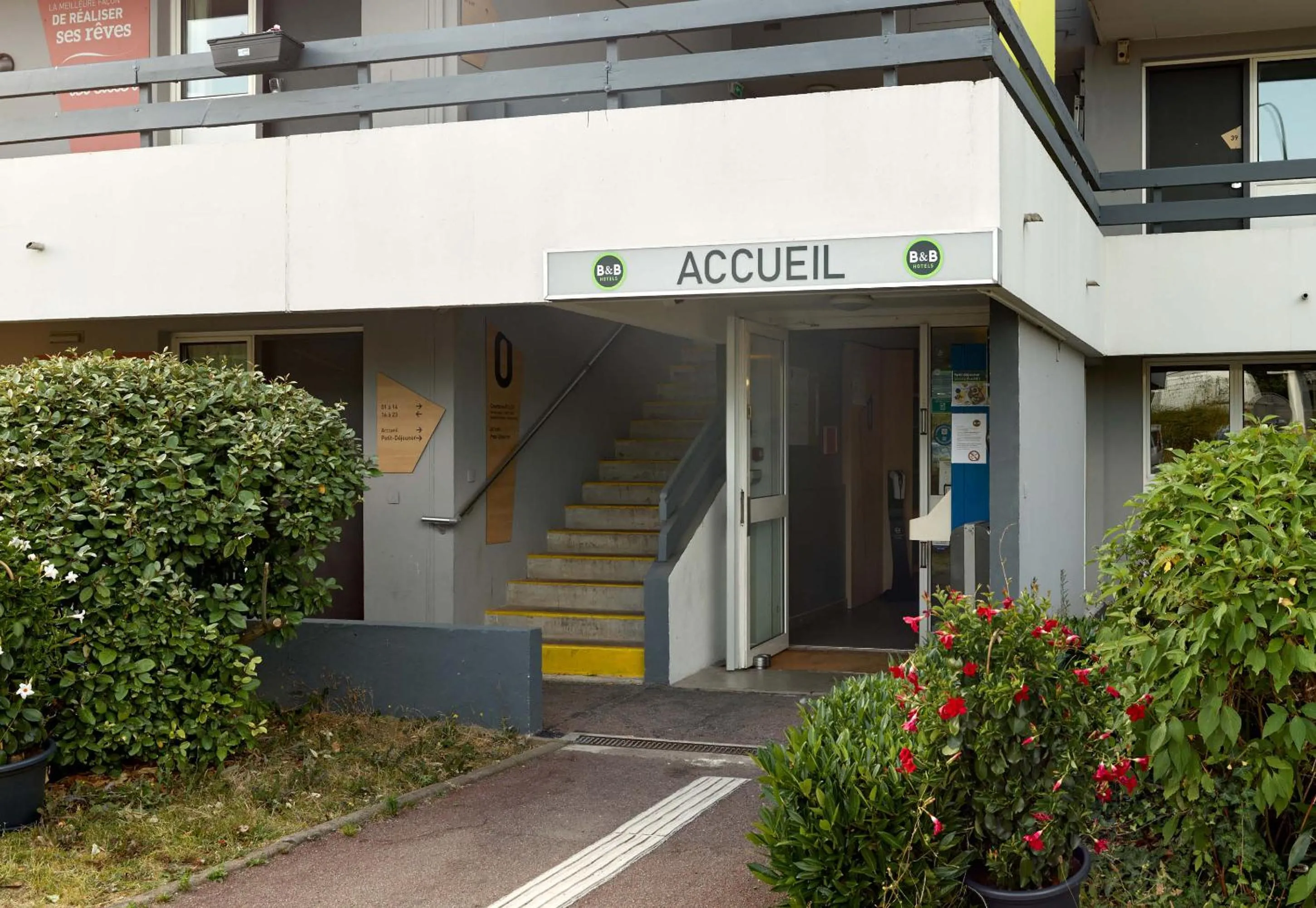 Facade/entrance in B&B HOTEL Corbeil-Essonnes