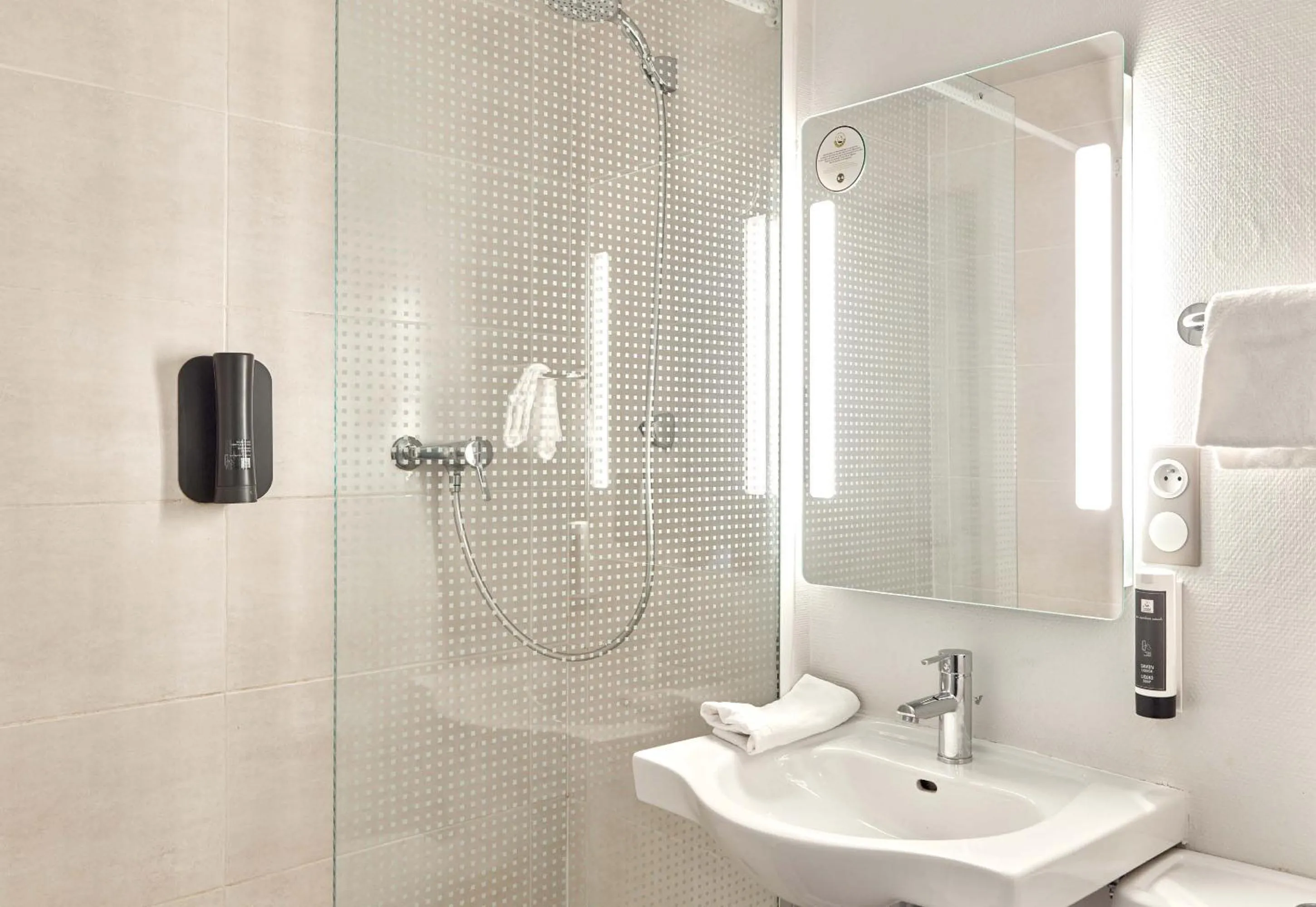 Bathroom in B&B HOTEL Corbeil-Essonnes