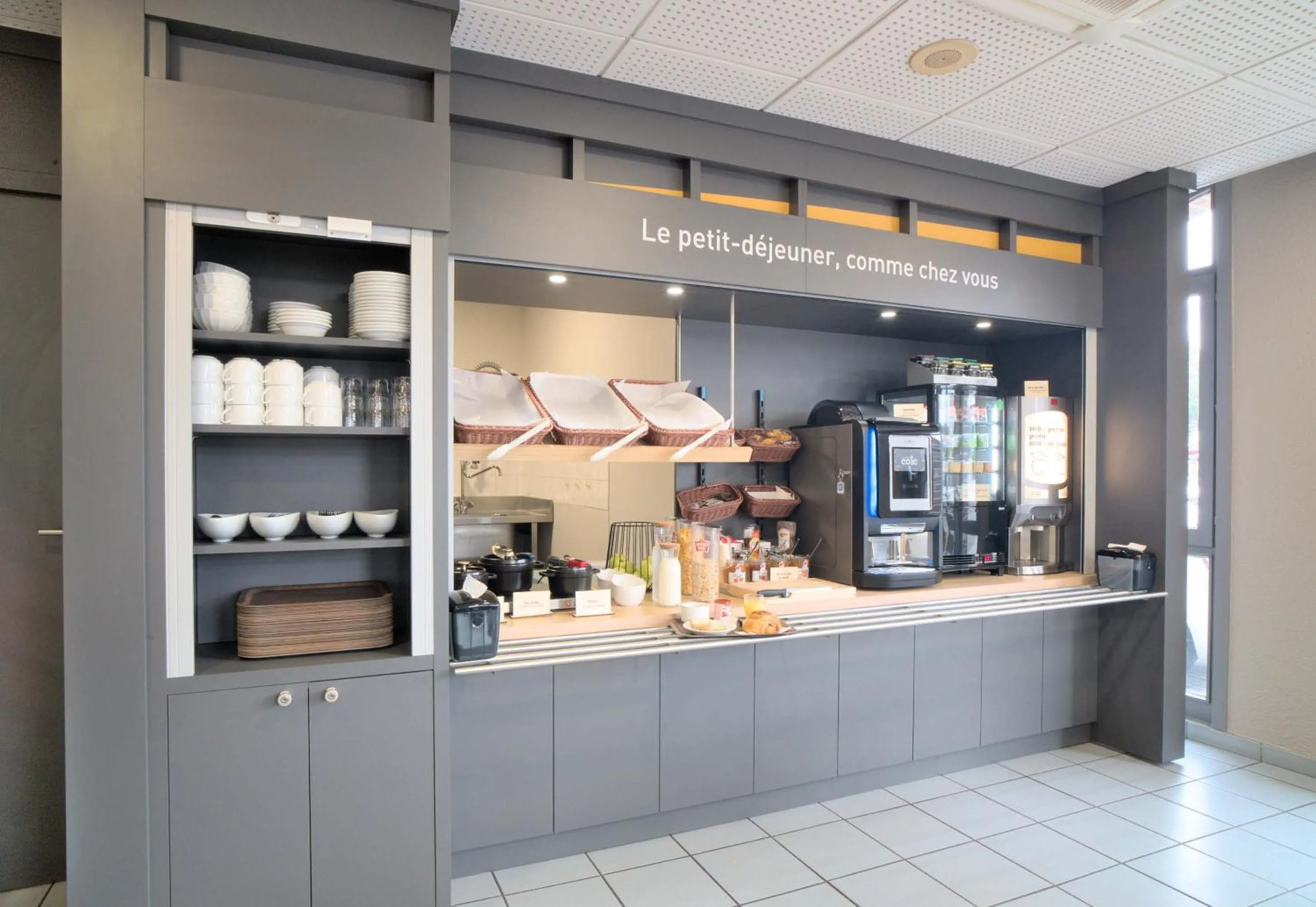 Food and drinks in B&B HOTEL Dreux Centre