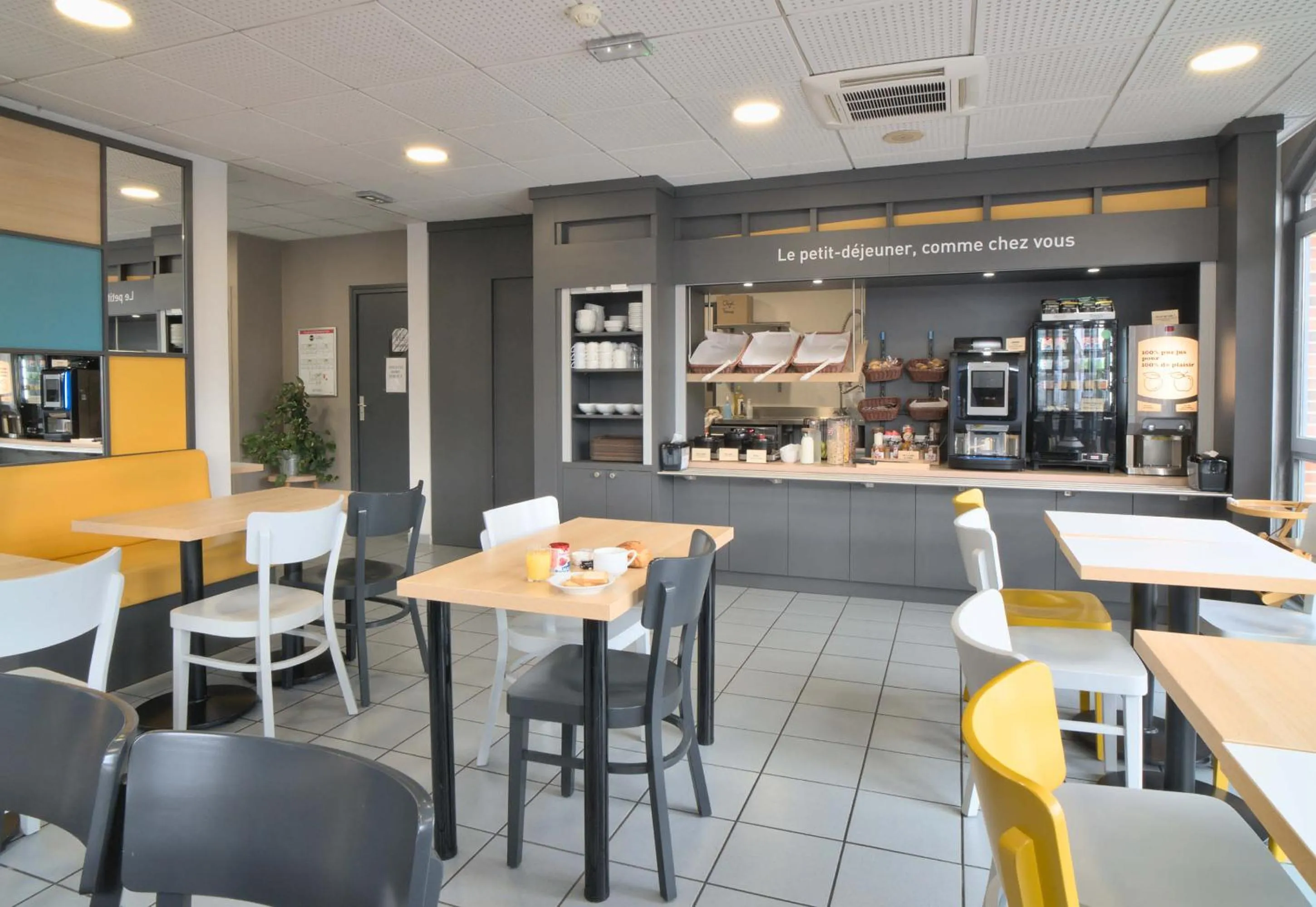 Food and drinks in B&B HOTEL Dreux Centre