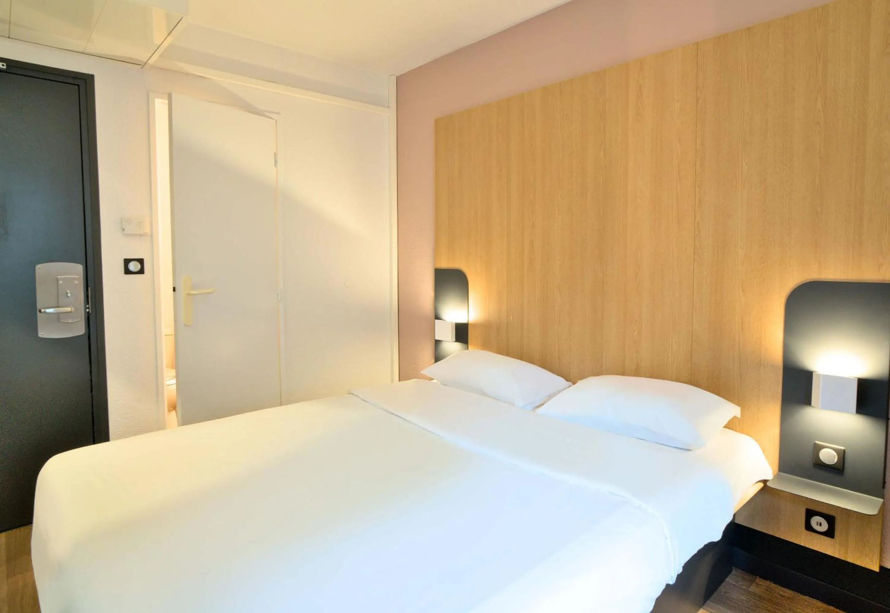 Bed in B&B HOTEL Dreux Centre