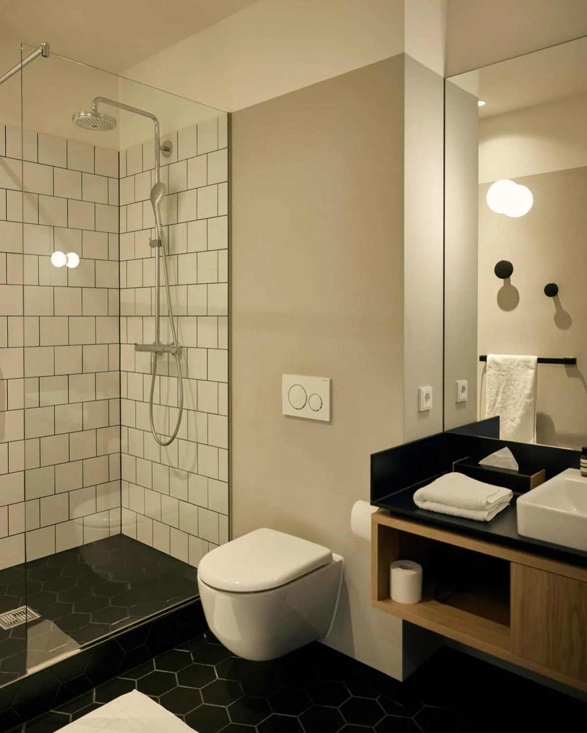 Shower in Melter Hotel & Apartments - a Neighborhood Hotel