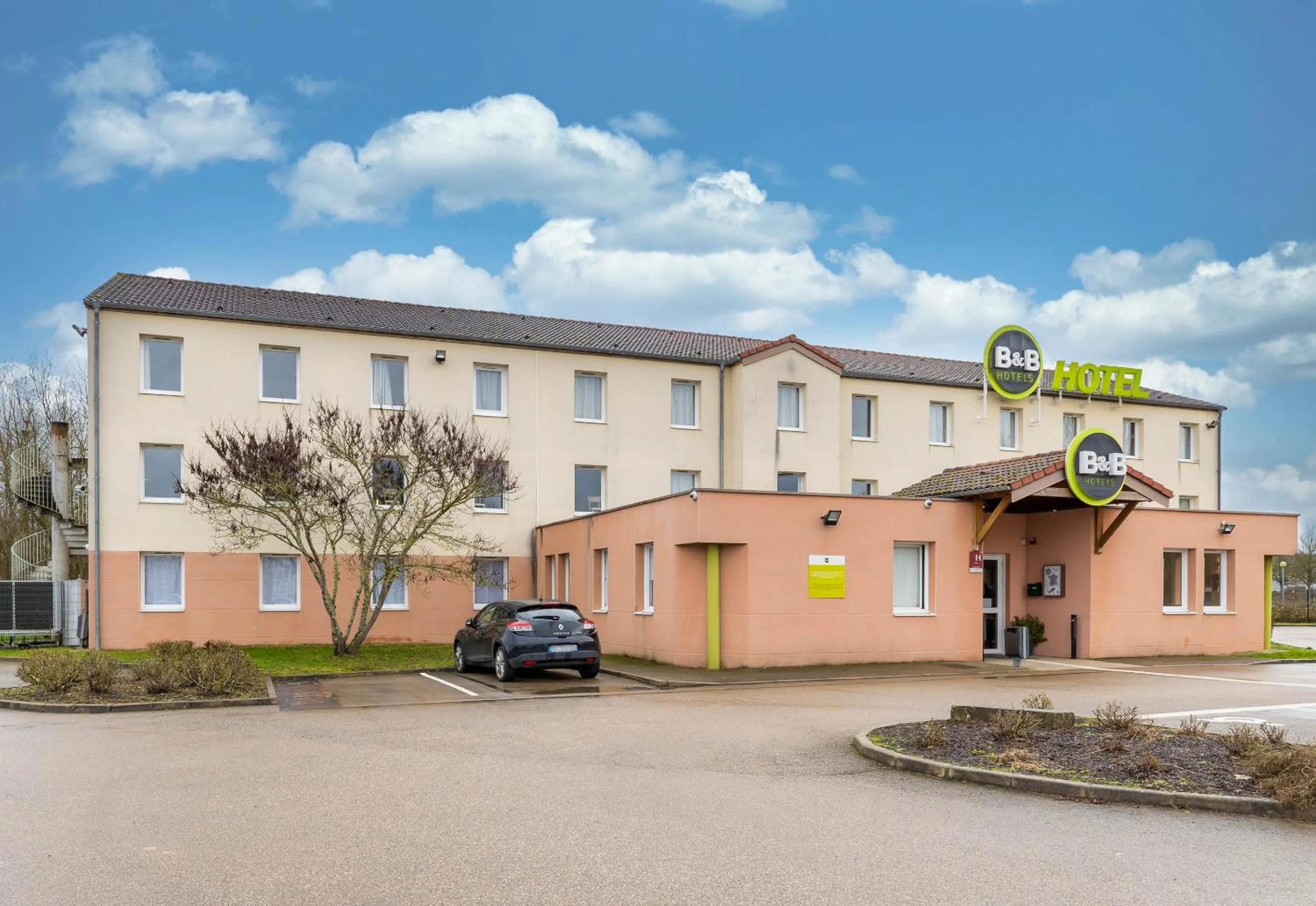 Property building in B&B HOTEL Auxerre Monéteau