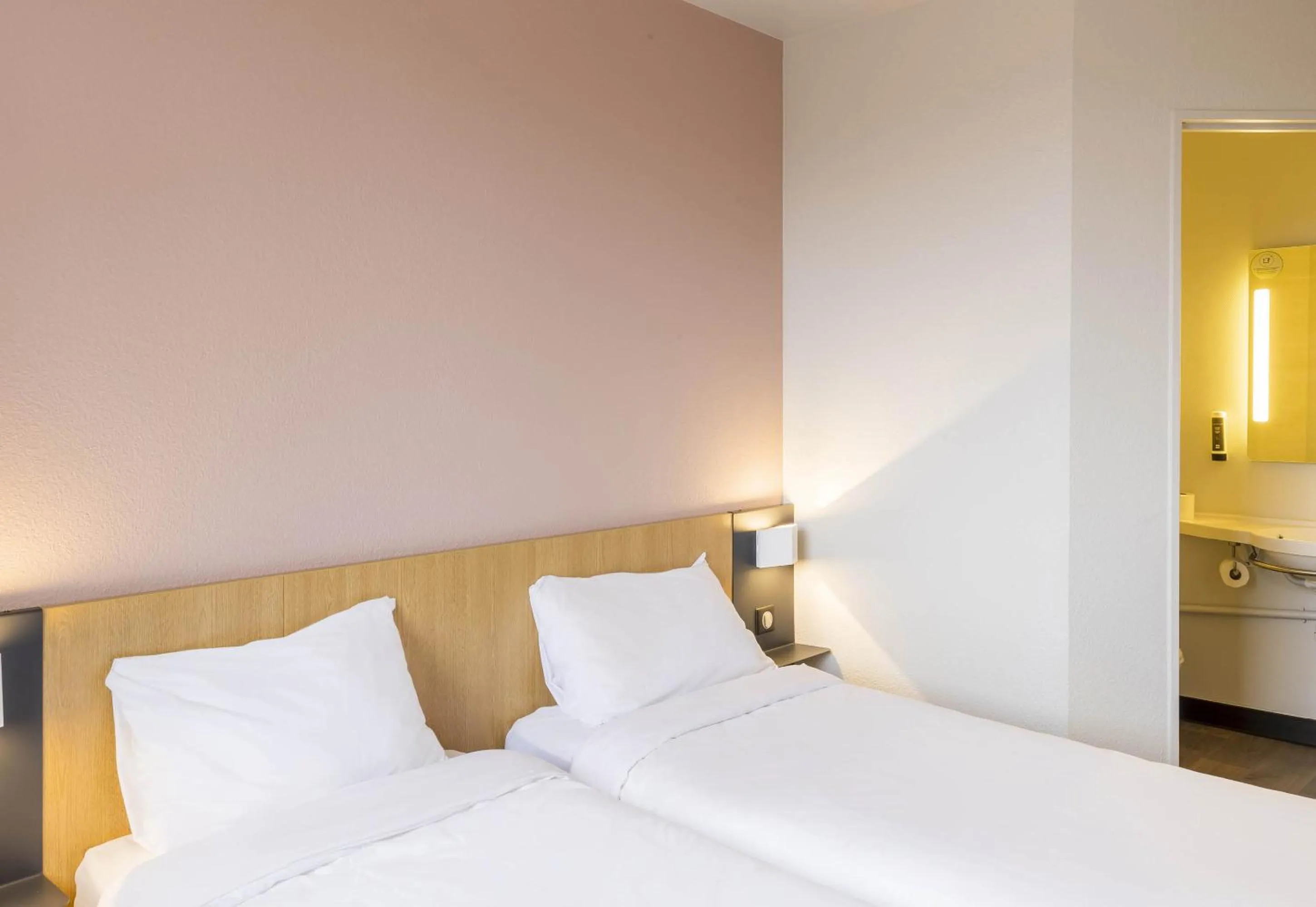 Bedroom, Bed in B&B HOTEL Auxerre Monéteau