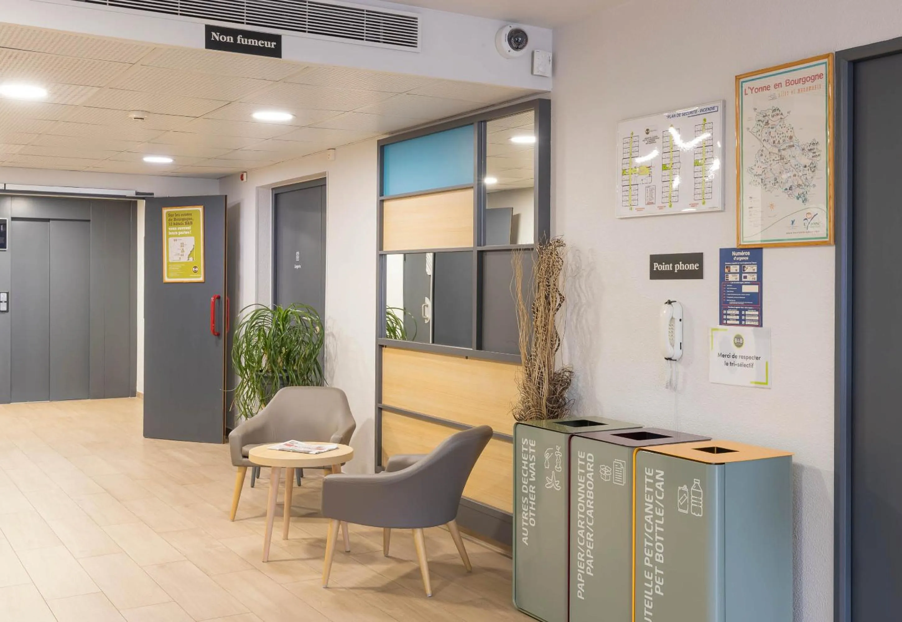 Seating area in B&B HOTEL Auxerre Monéteau