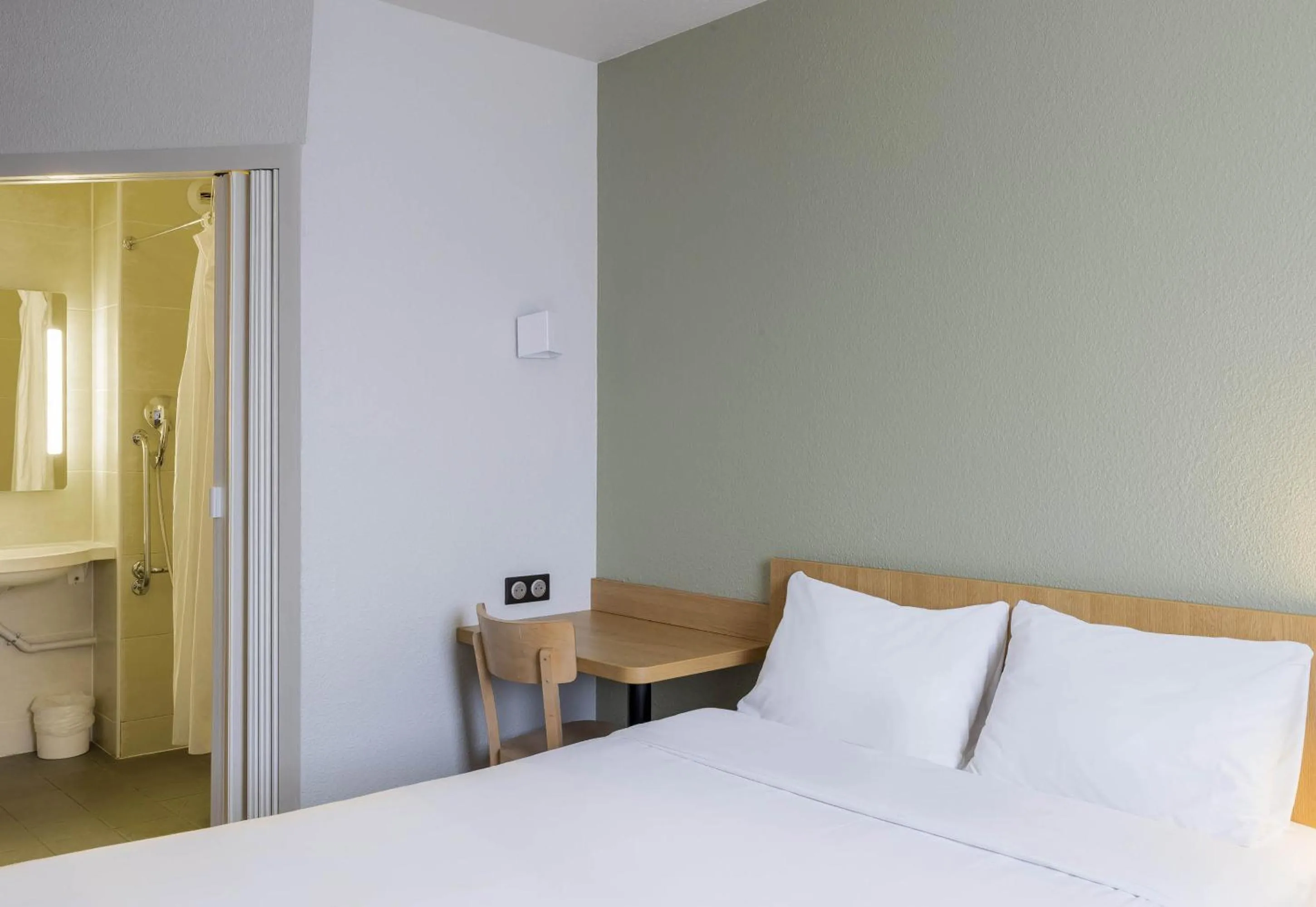 Bedroom, Bed in B&B HOTEL Auxerre Monéteau