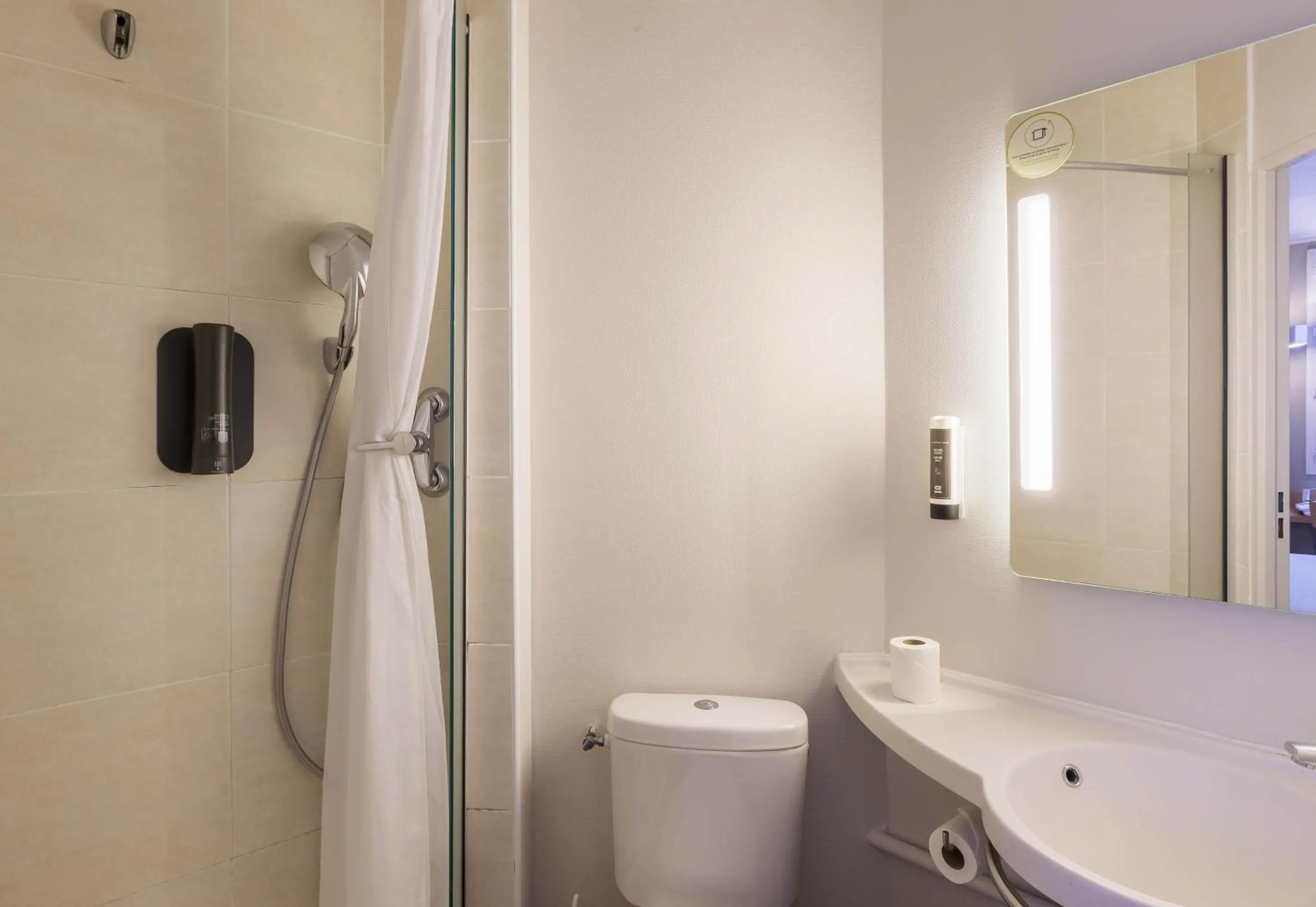 Bathroom in B&B HOTEL Auxerre Monéteau