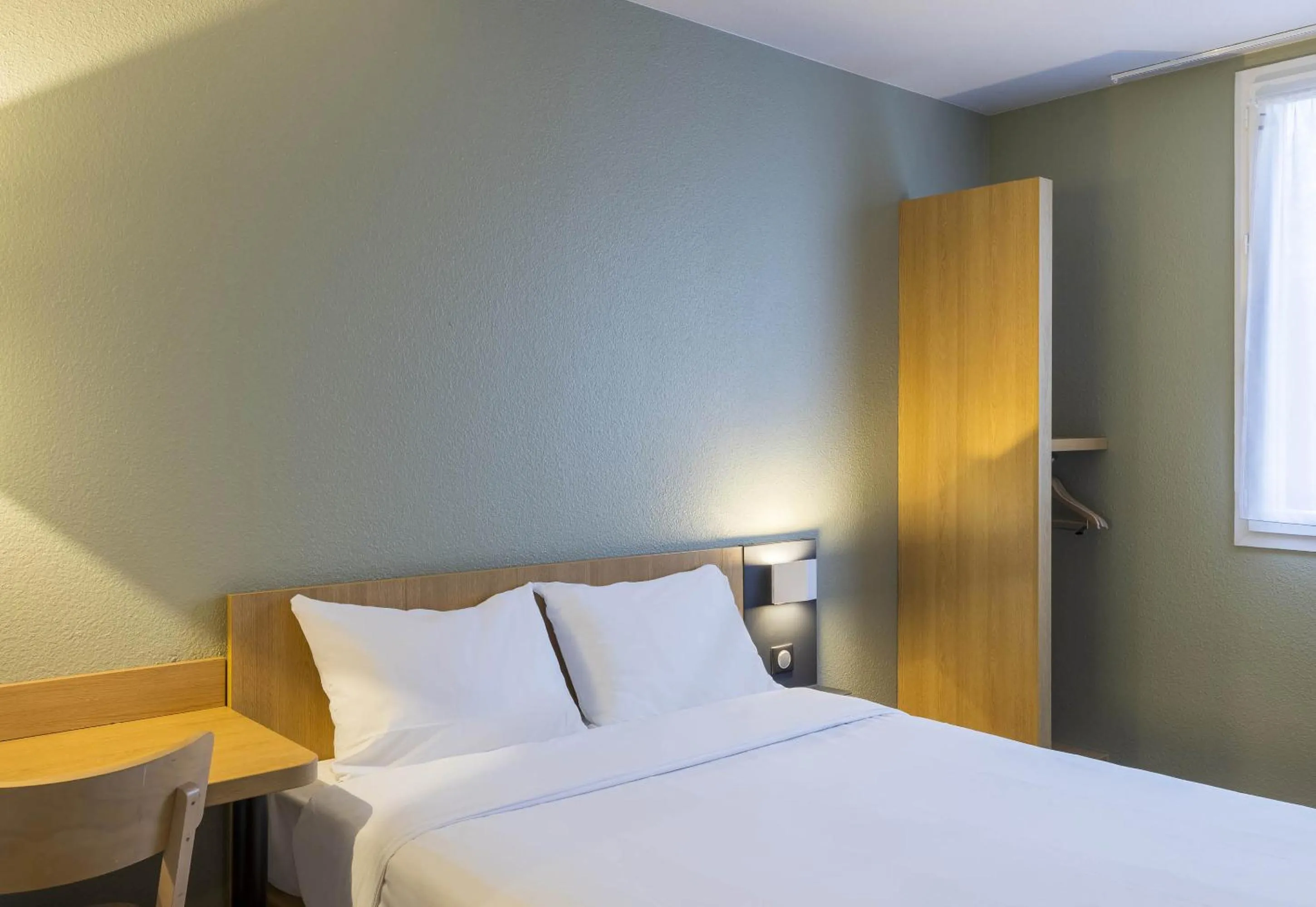 Bedroom, Bed in B&B HOTEL Auxerre Monéteau