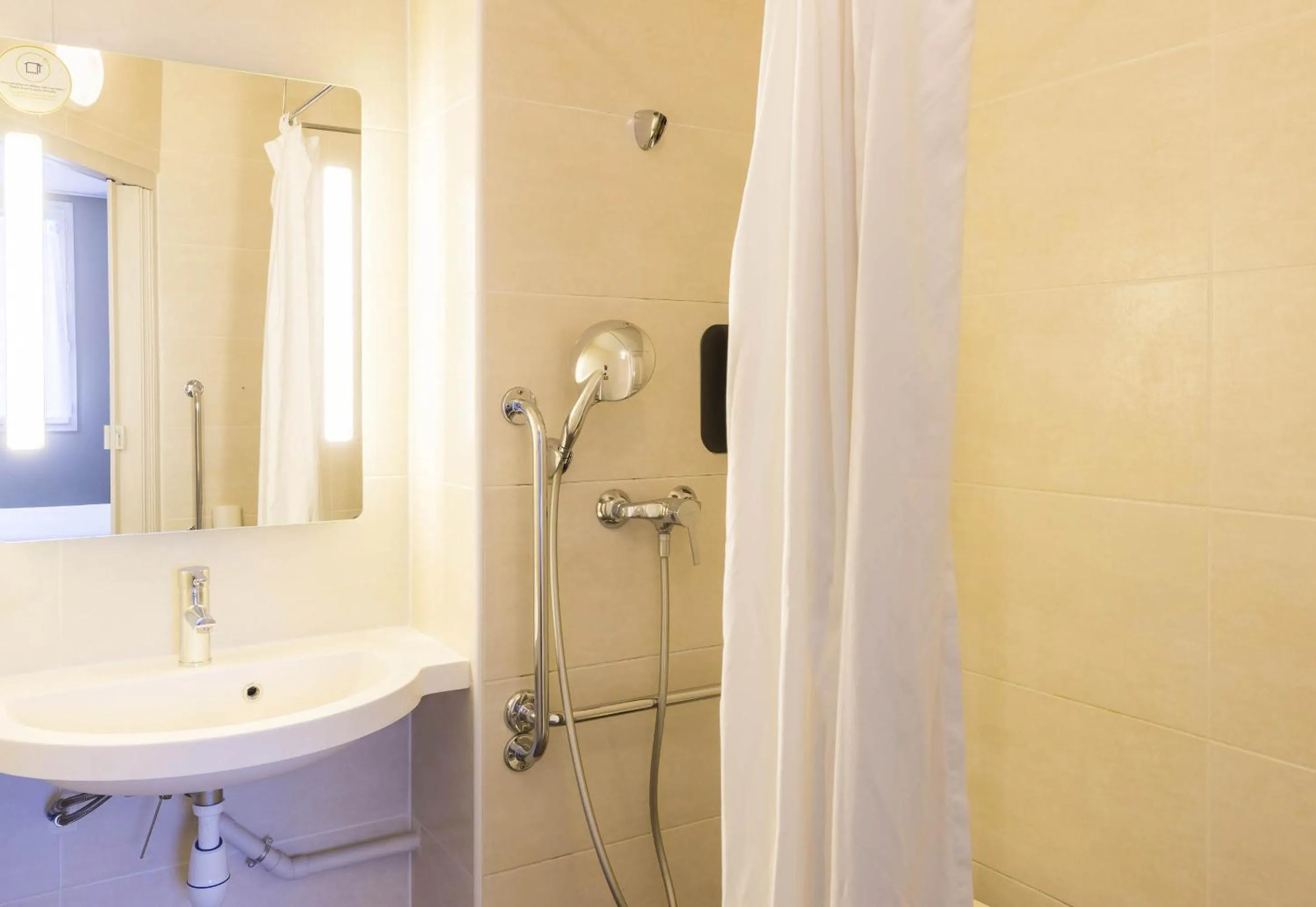 Bathroom in B&B HOTEL Auxerre Monéteau