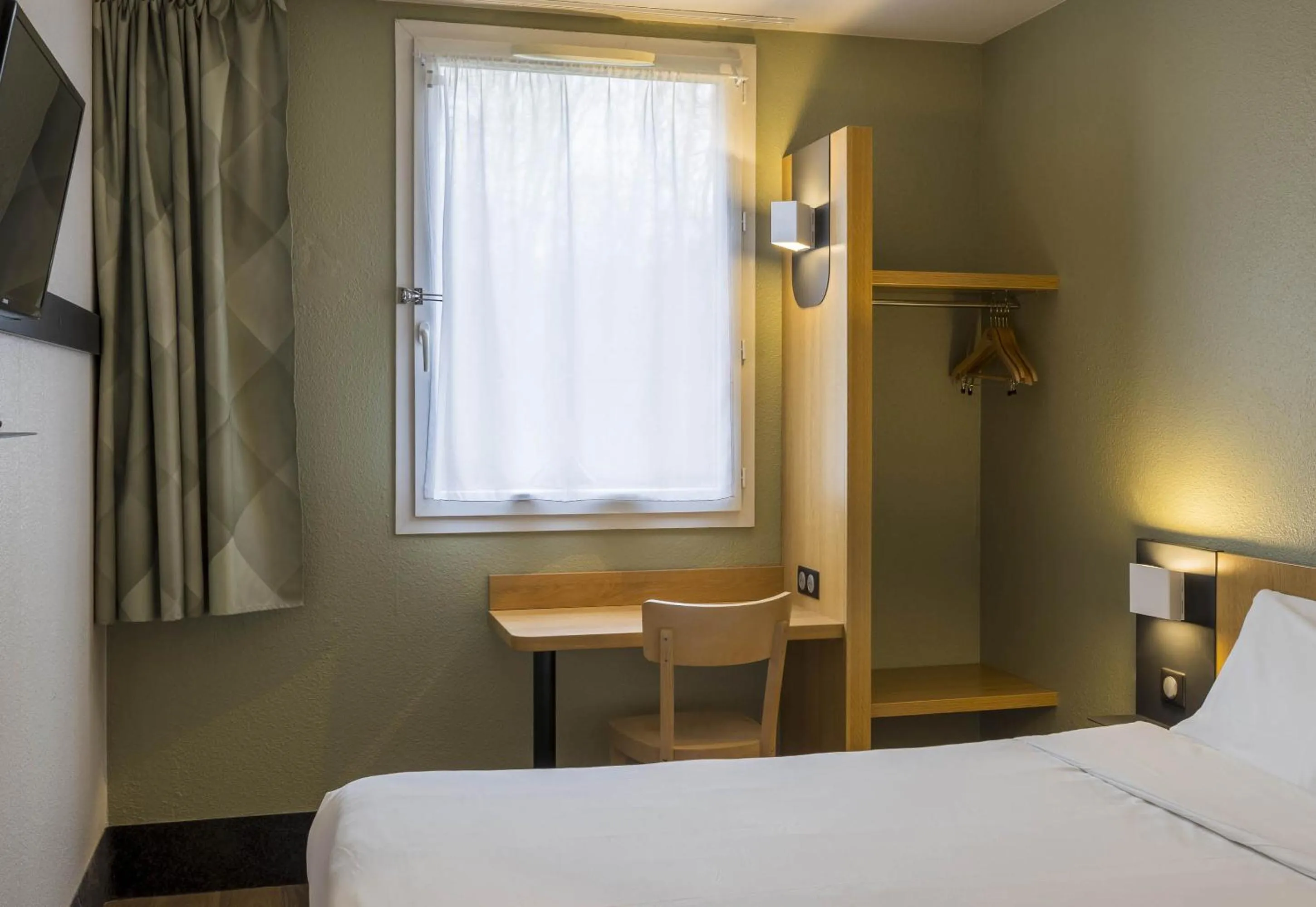 Bedroom, Bed in B&B HOTEL Auxerre Monéteau