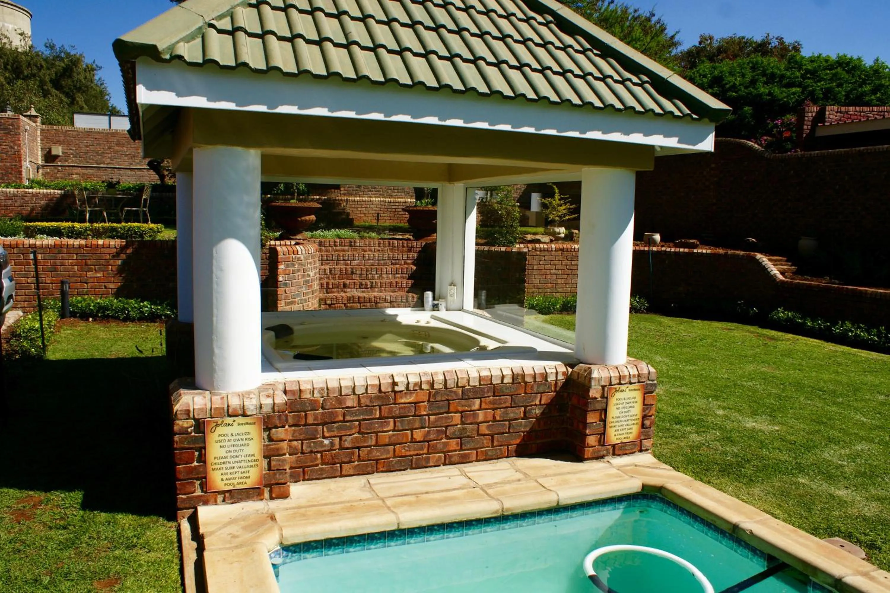 Area and facilities in Jolani Guest House