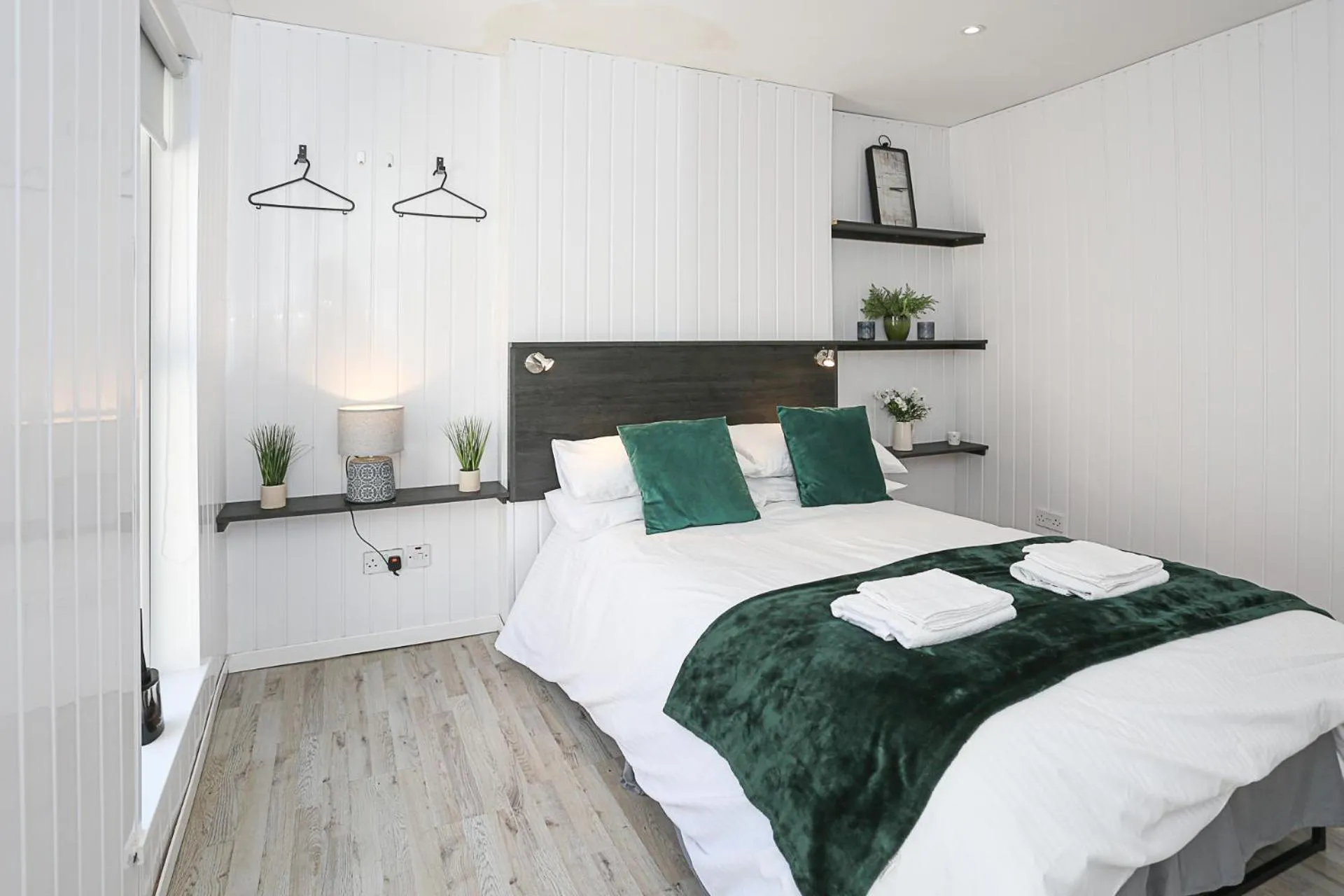 Bedroom, Bed in OYO Queens Quarter