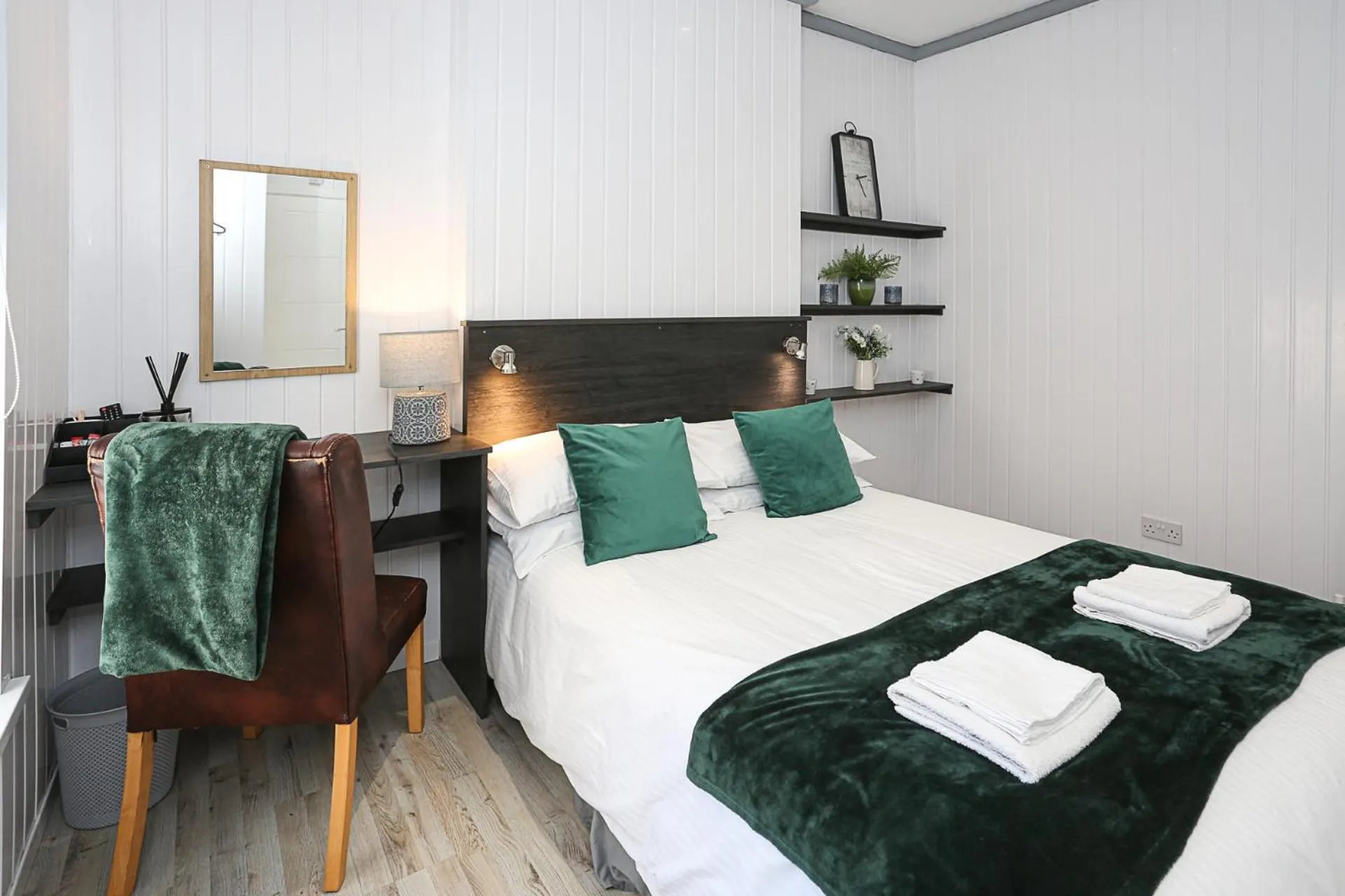 Bedroom, Bed in OYO Queens Quarter