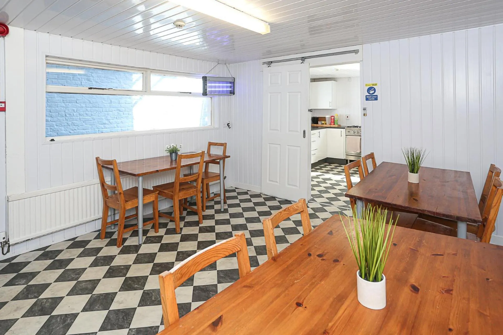 Kitchen or kitchenette in OYO Queens Quarter