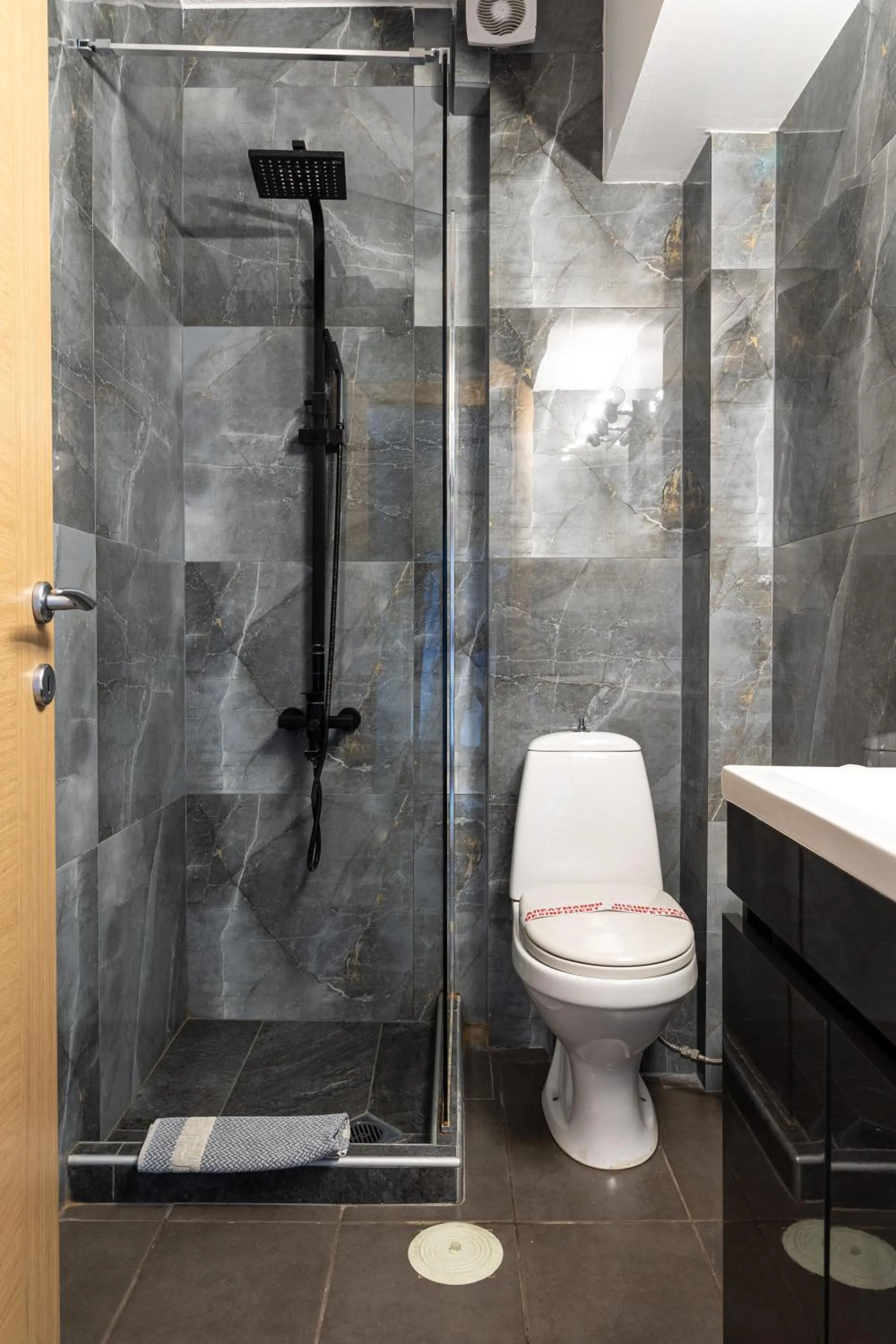 Shower in Limani Comfort Rooms