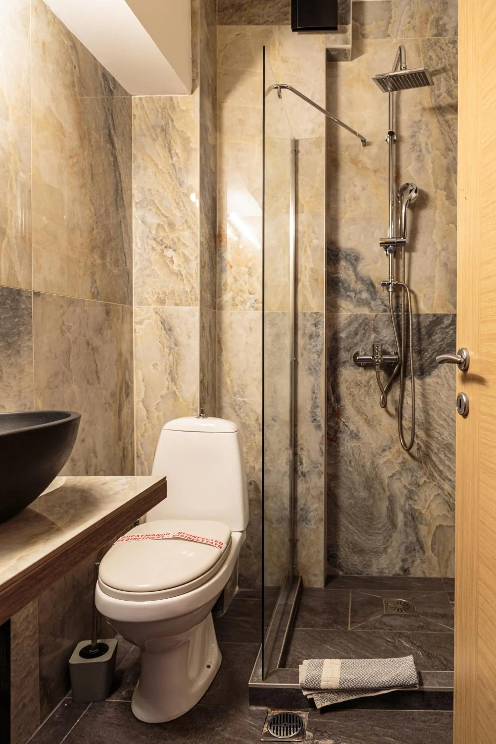 Shower in Limani Comfort Rooms