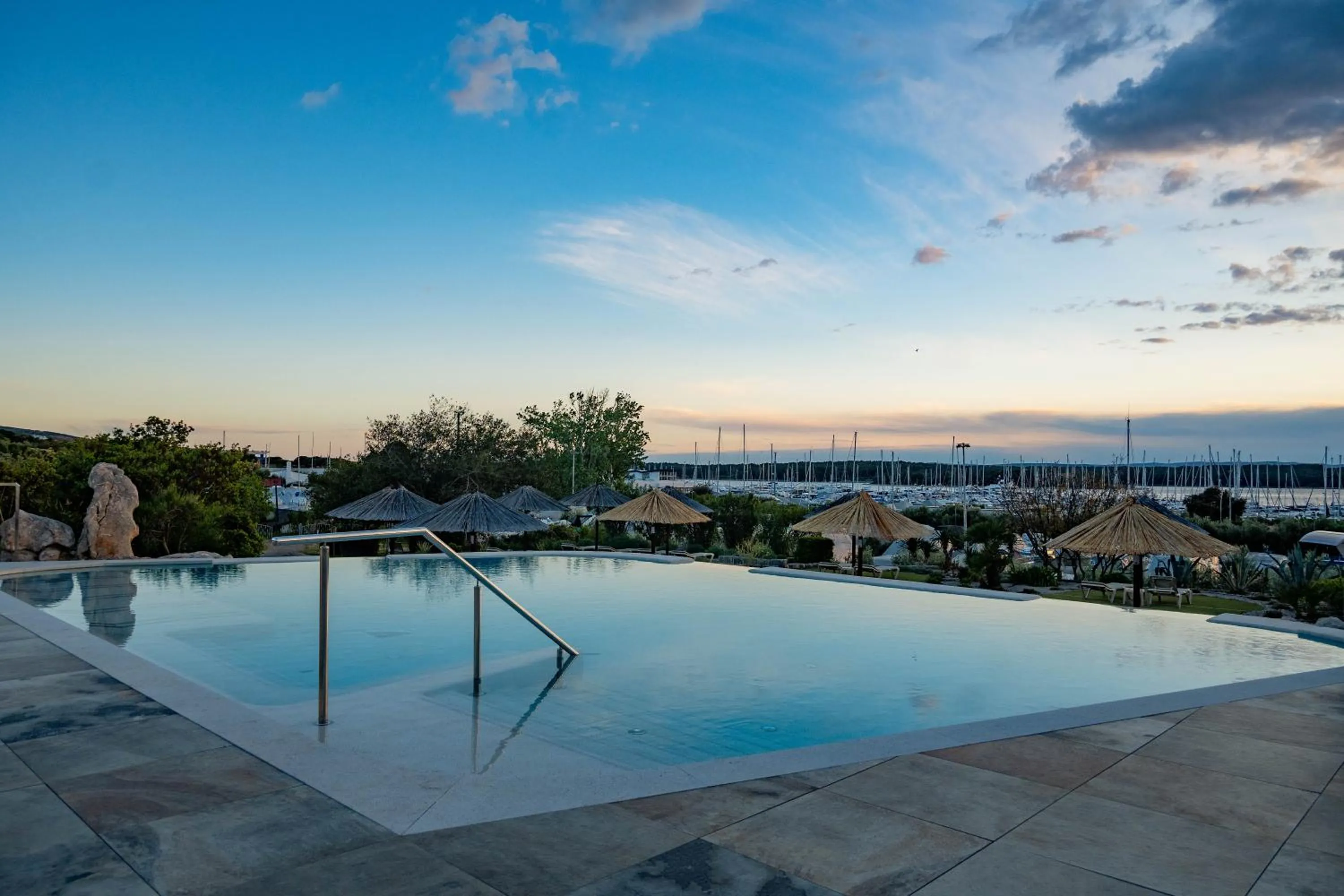 Pool view in Hotel Kanajt