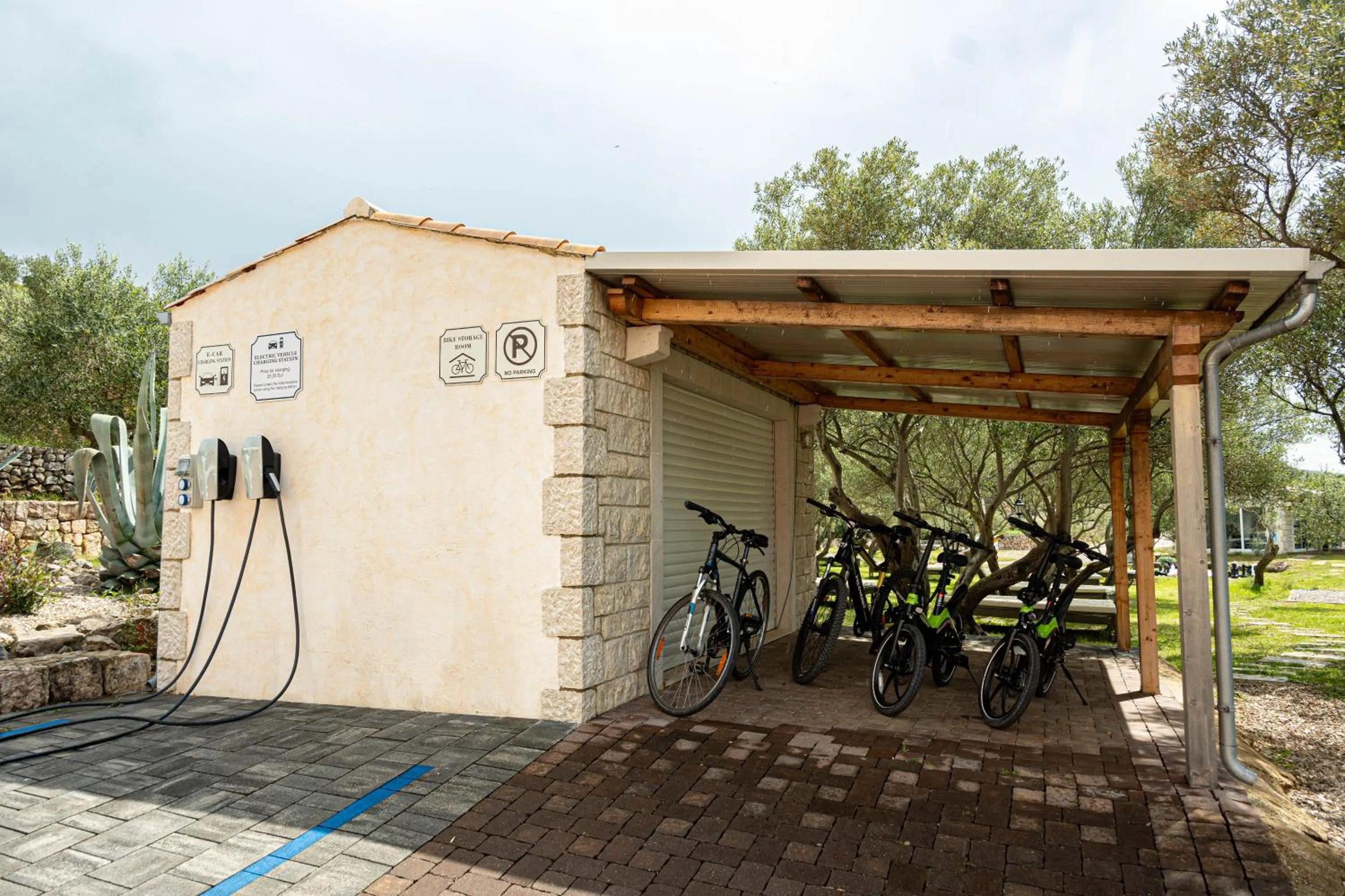 Cycling in Hotel Kanajt