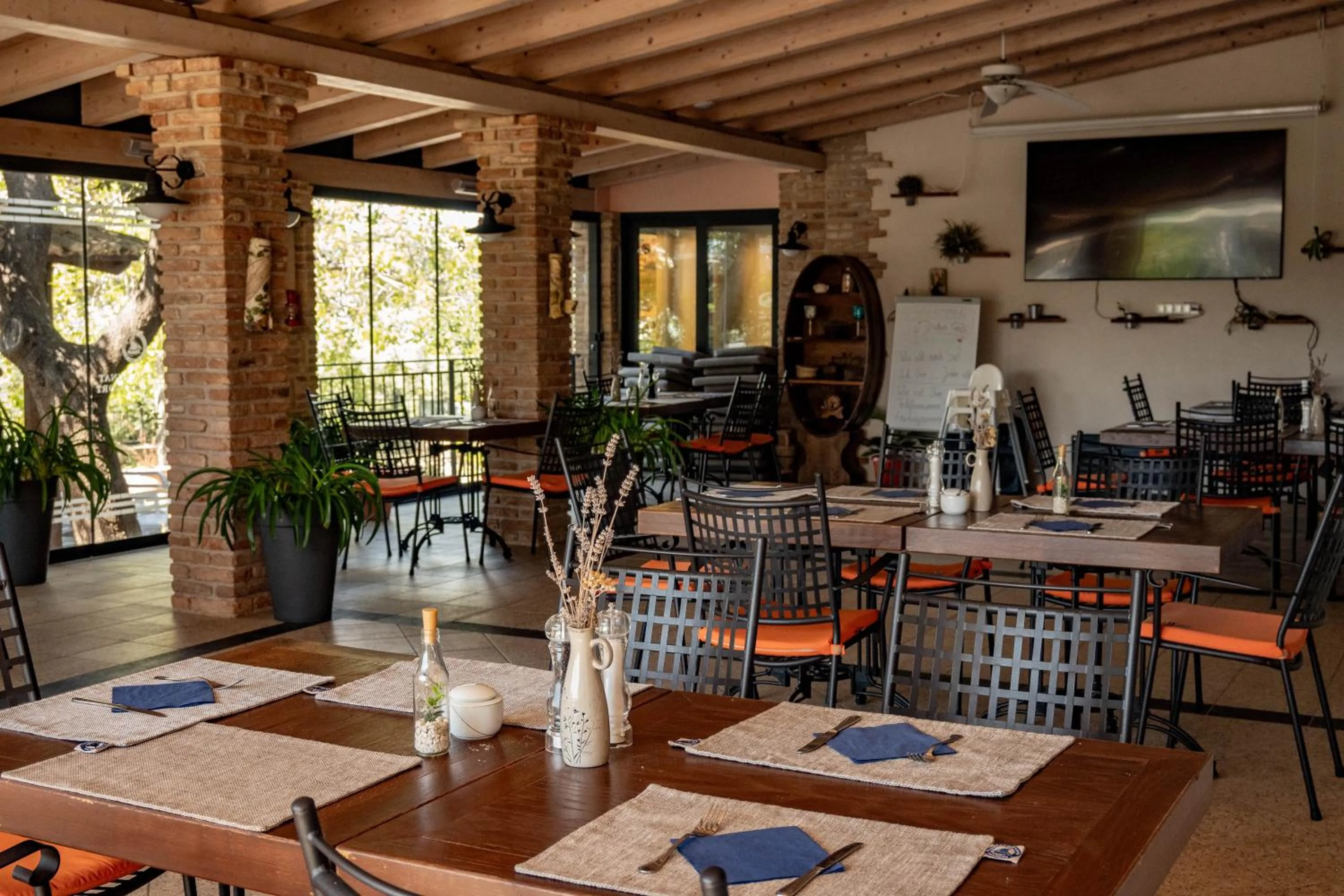 Restaurant/places to eat in Hotel Kanajt