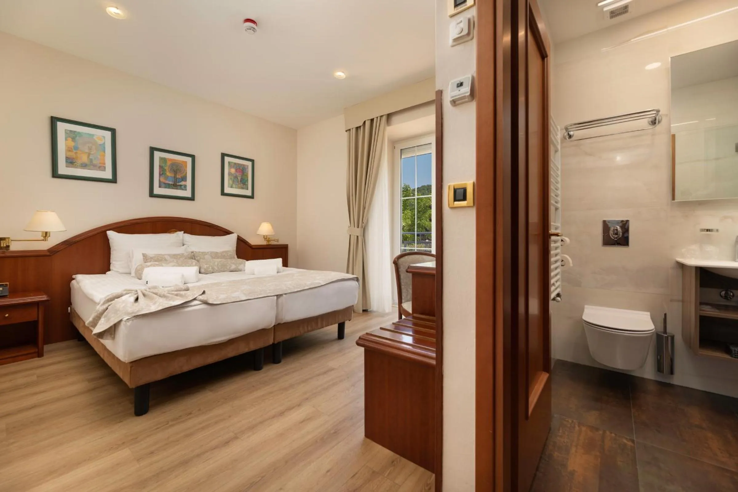 Toilet, Bed in Hotel Kanajt