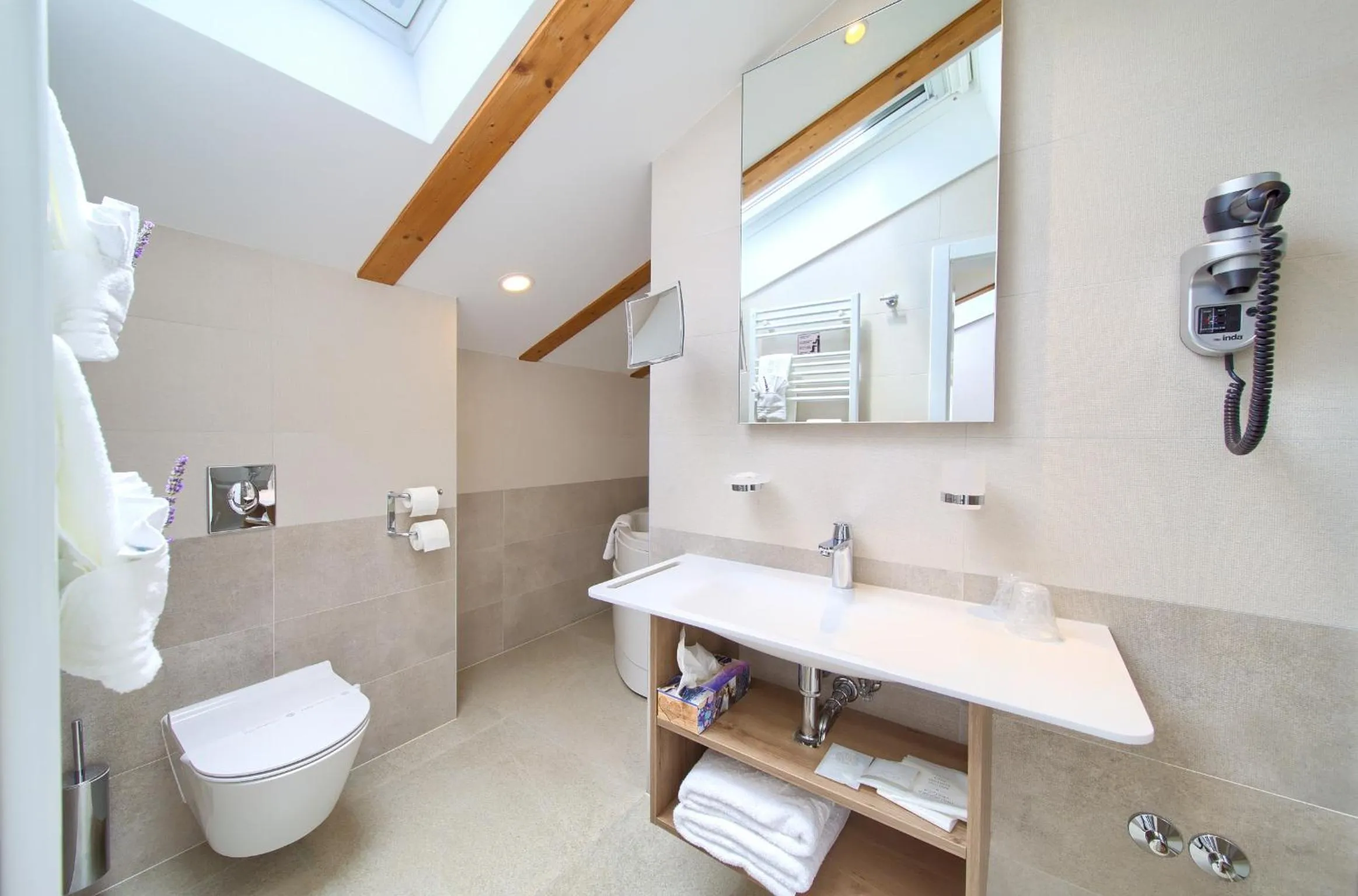 Shower in Hotel Kanajt