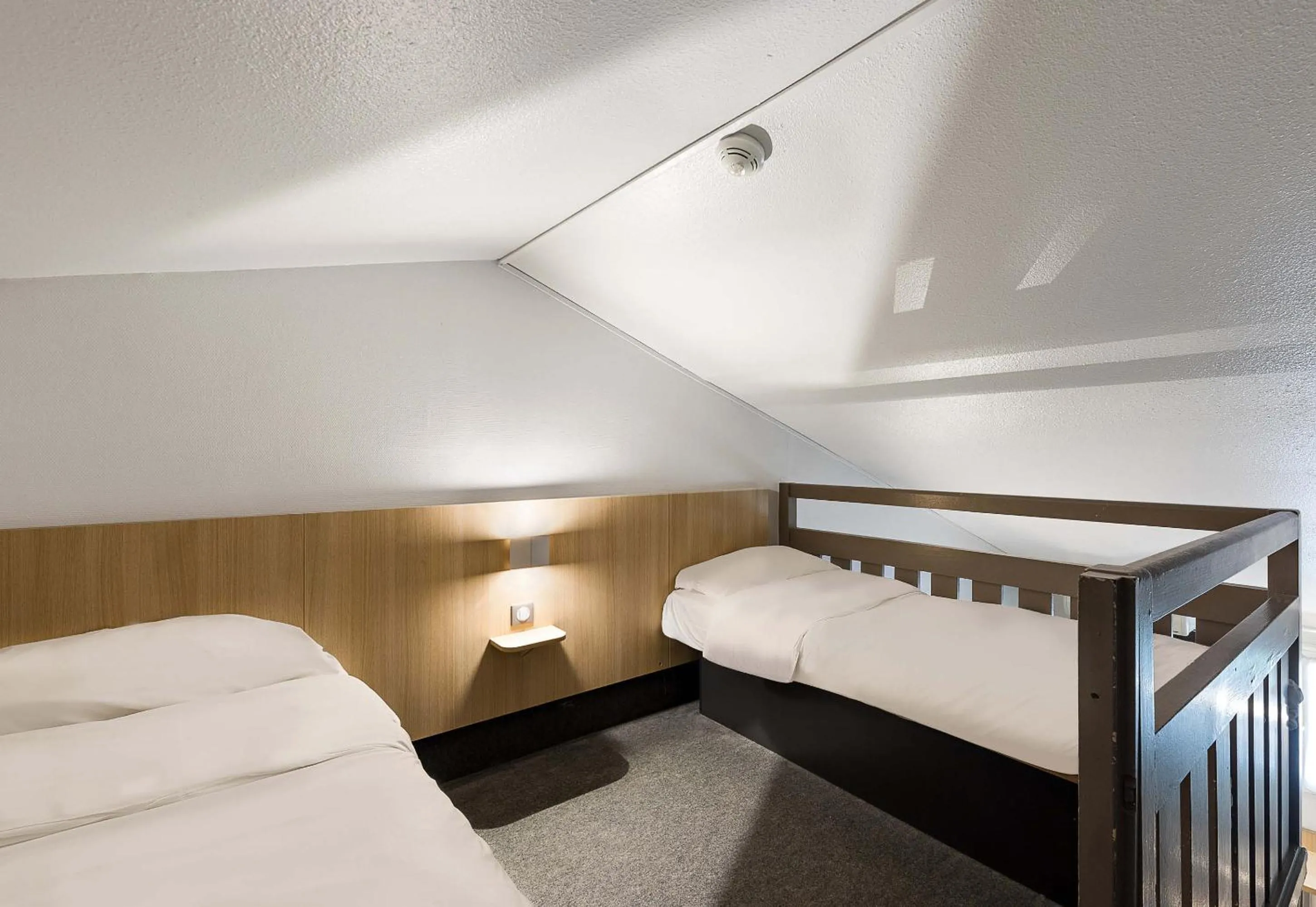 Bedroom, Bed in B&B HOTEL Rouen Parc des Expos Zénith