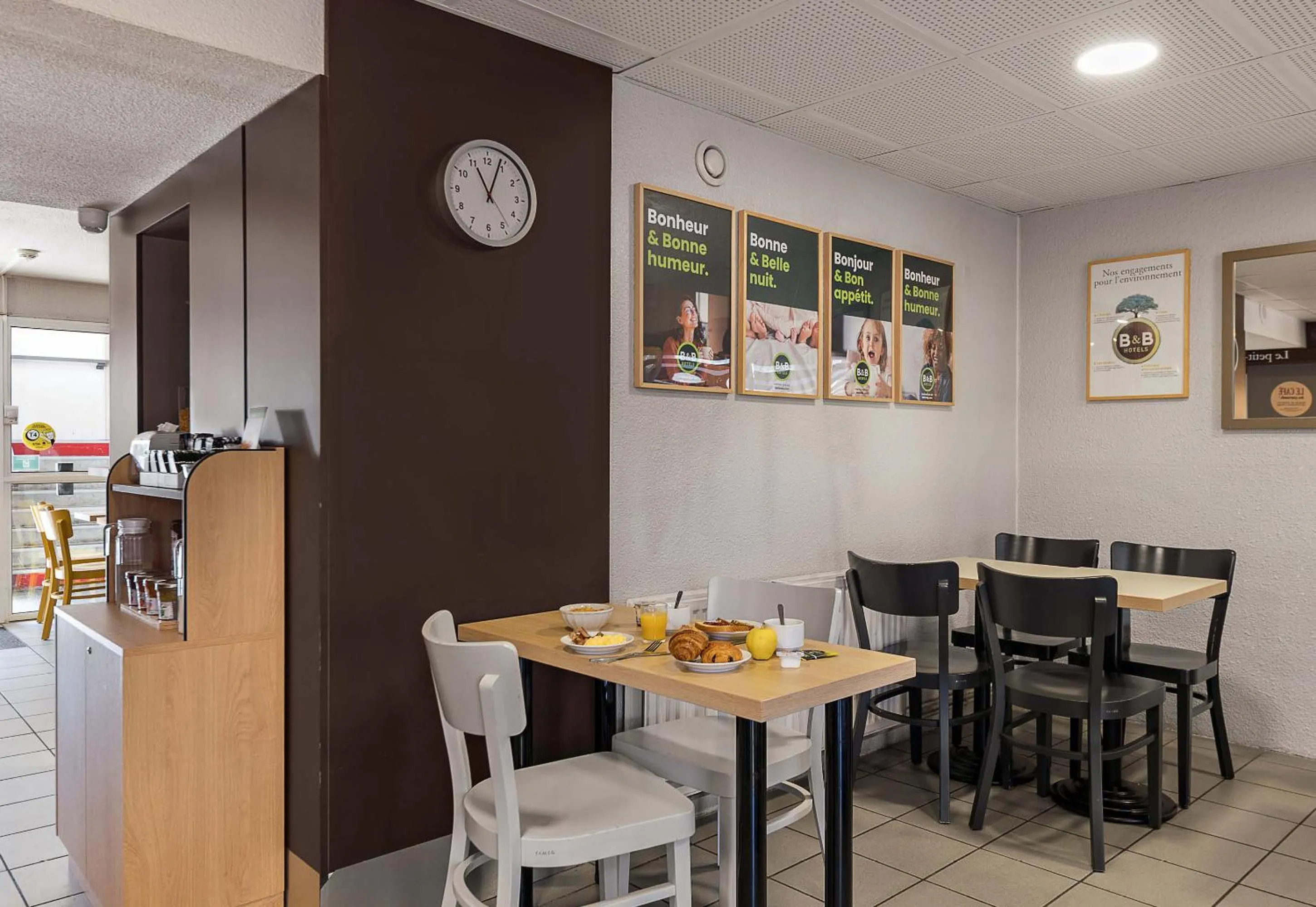 Restaurant/places to eat in B&B HOTEL Rouen Parc des Expos Zénith