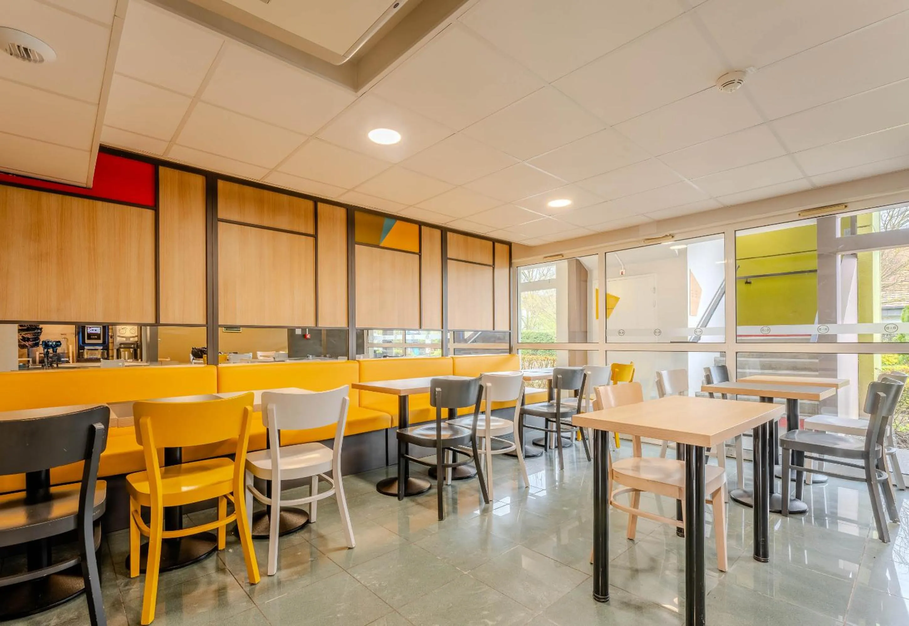 Restaurant/places to eat in B&B HOTEL Lens Noyelles-Godault