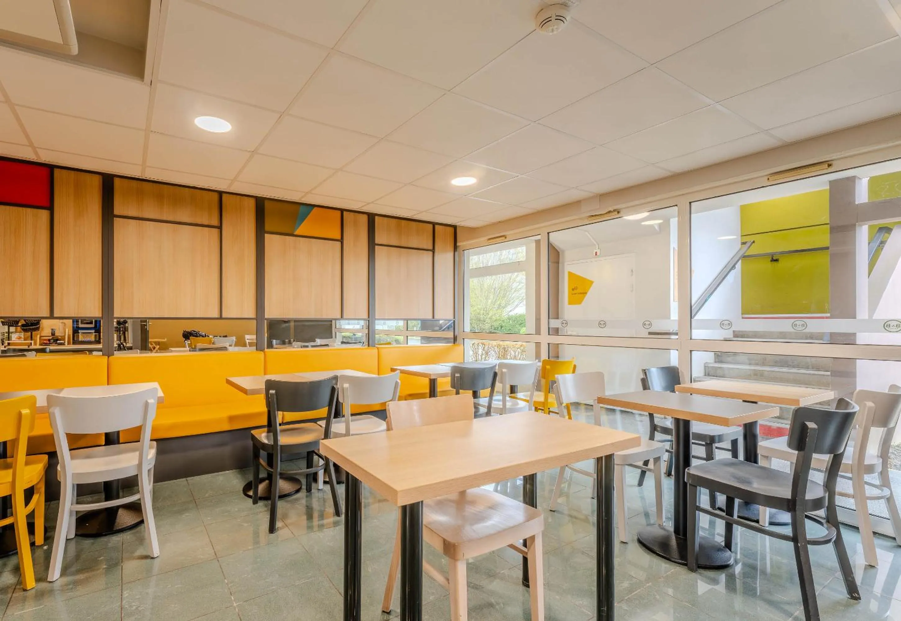 Restaurant/places to eat in B&B HOTEL Lens Noyelles-Godault