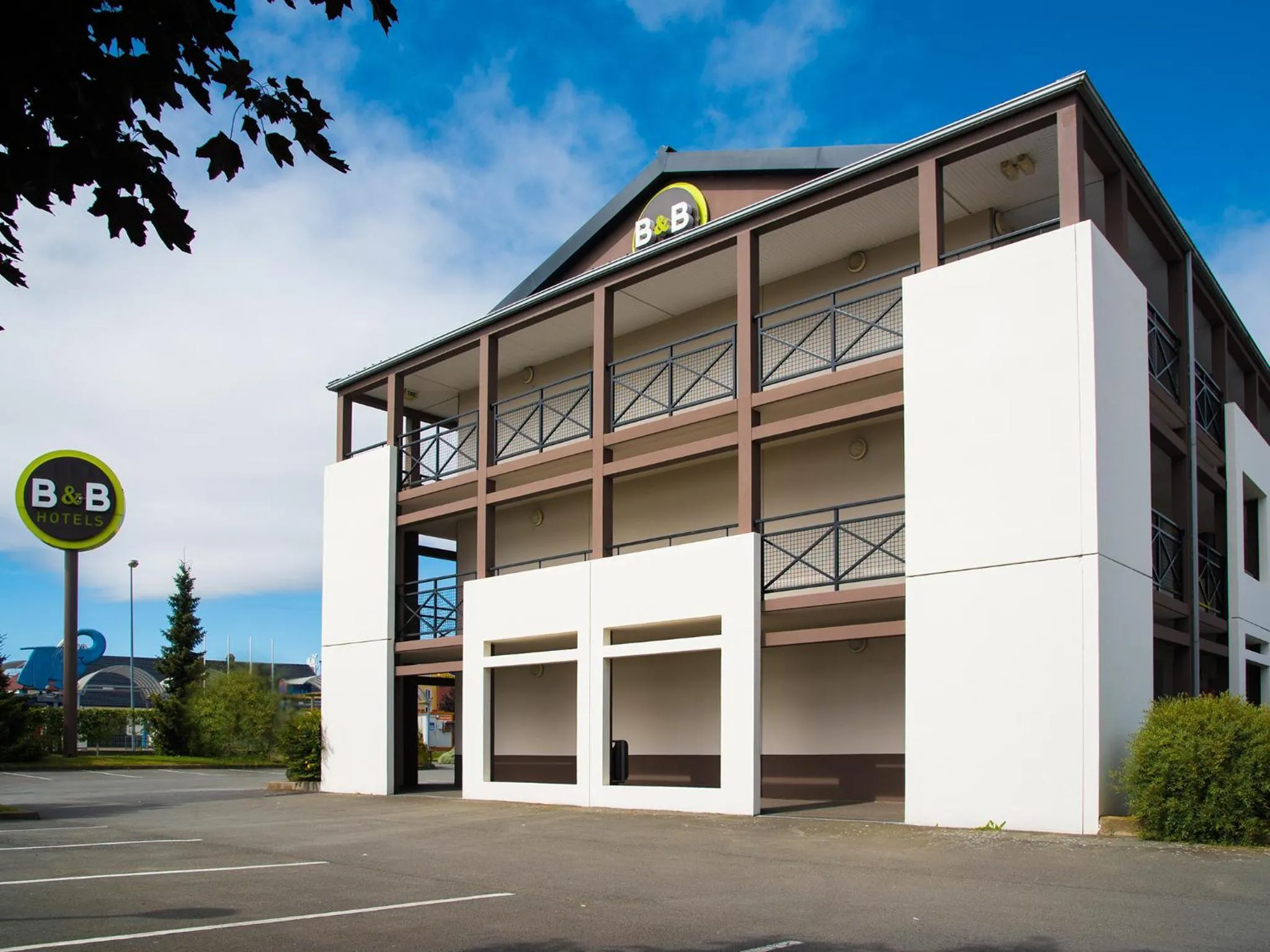 Facade/entrance in B&B HOTEL Lens Noyelles-Godault