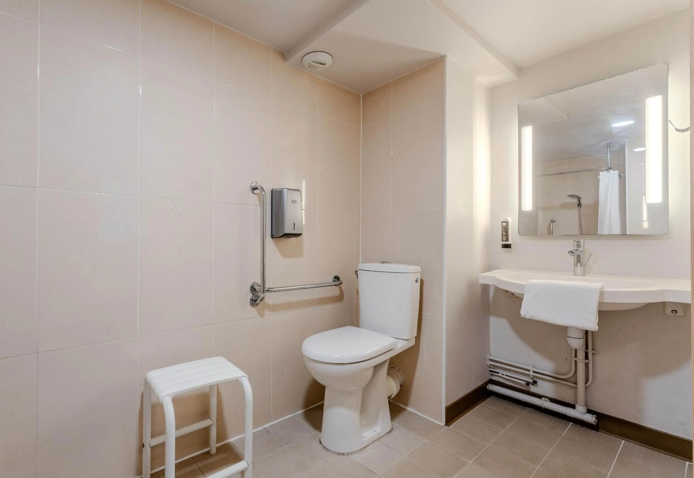 Bathroom in B&B HOTEL Lens Noyelles-Godault