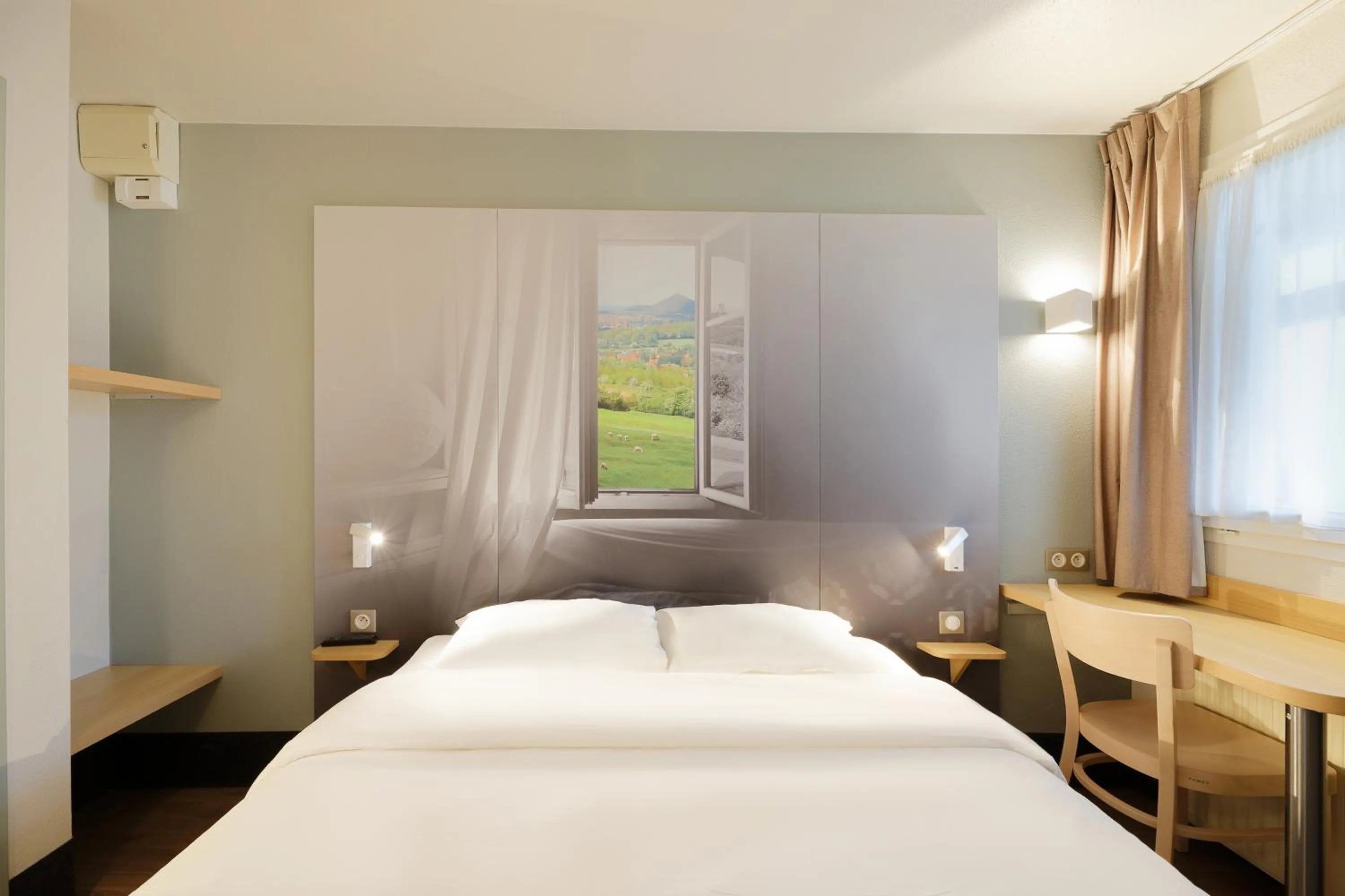 Bedroom, Bed in B&B HOTEL Lens Noyelles-Godault