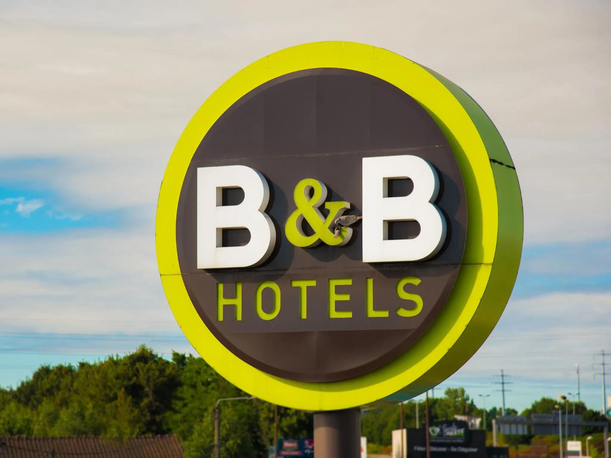 Property logo or sign in B&B HOTEL Lens Noyelles-Godault