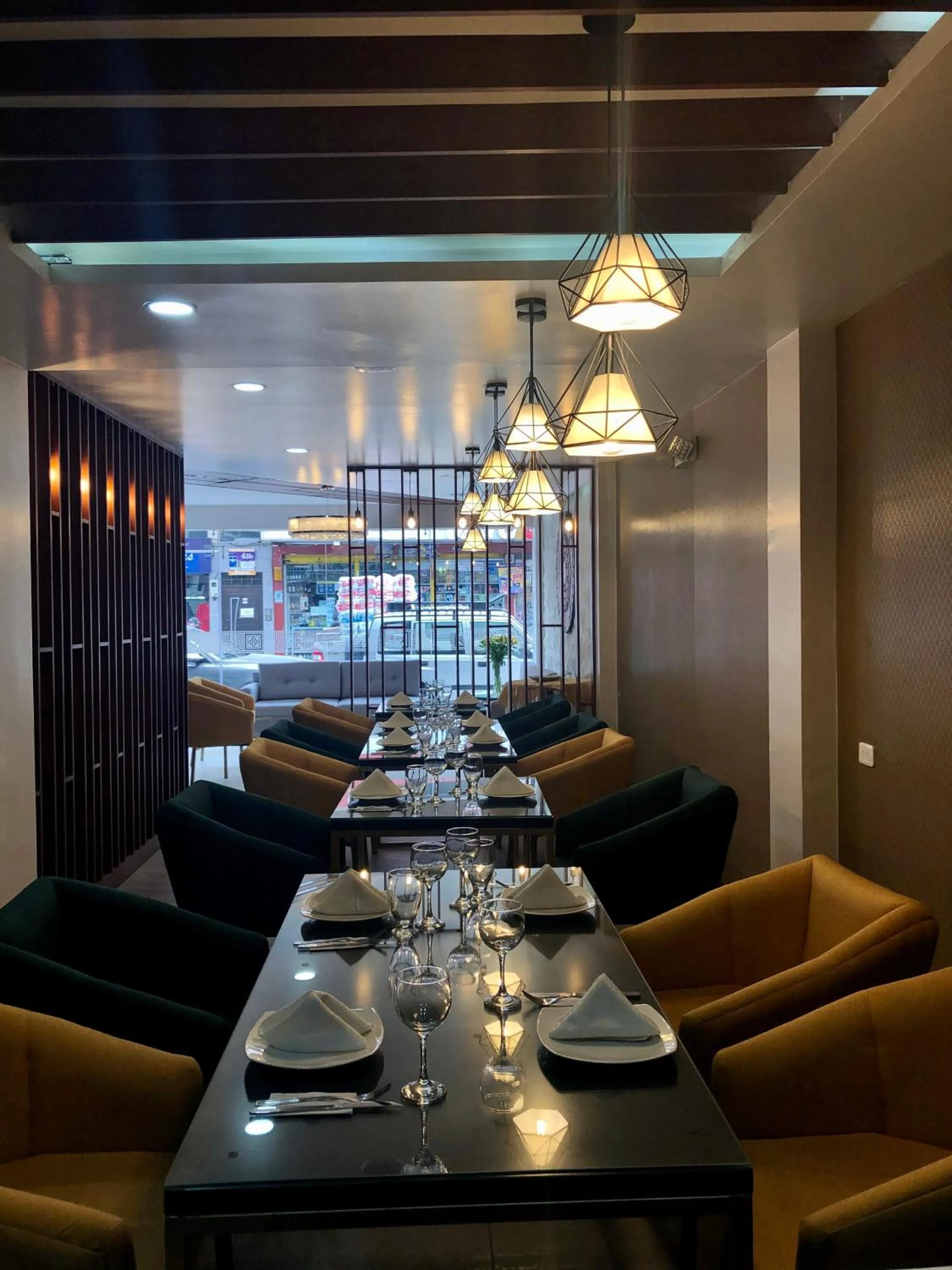 Restaurant/places to eat in Hotel Makroz