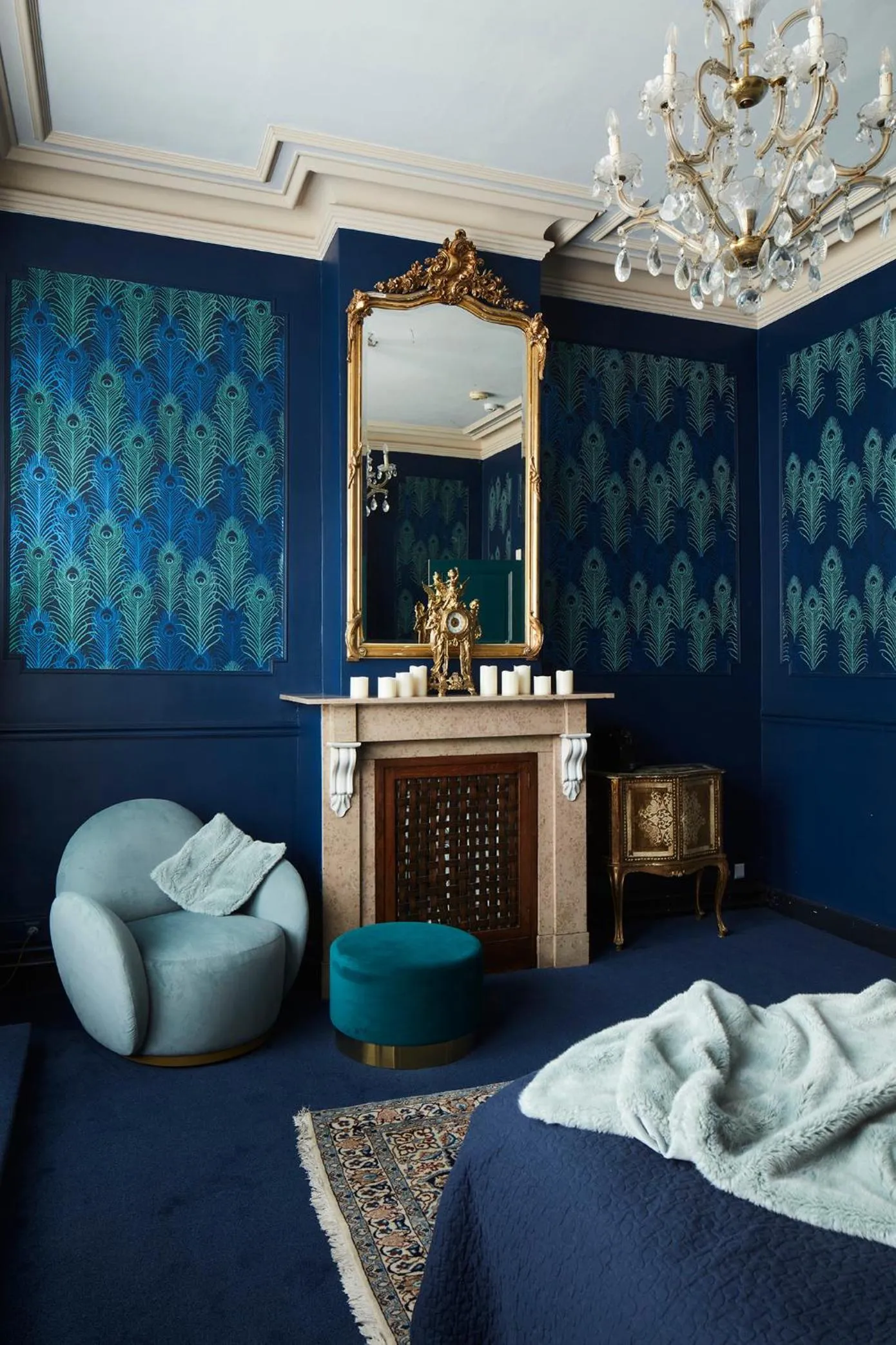 Seating area, Bed in Maison d'Artiste