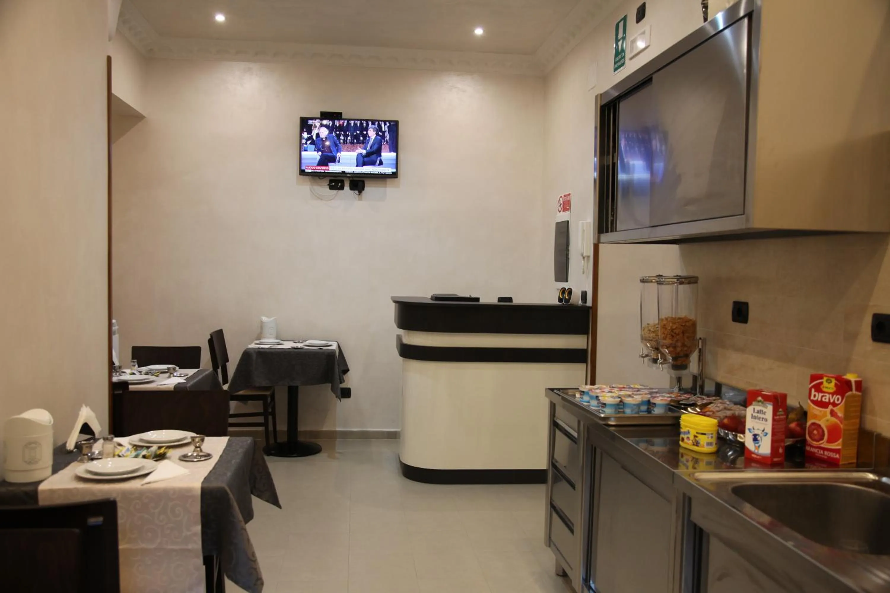Communal kitchen in B&B Federica's House In Rome
