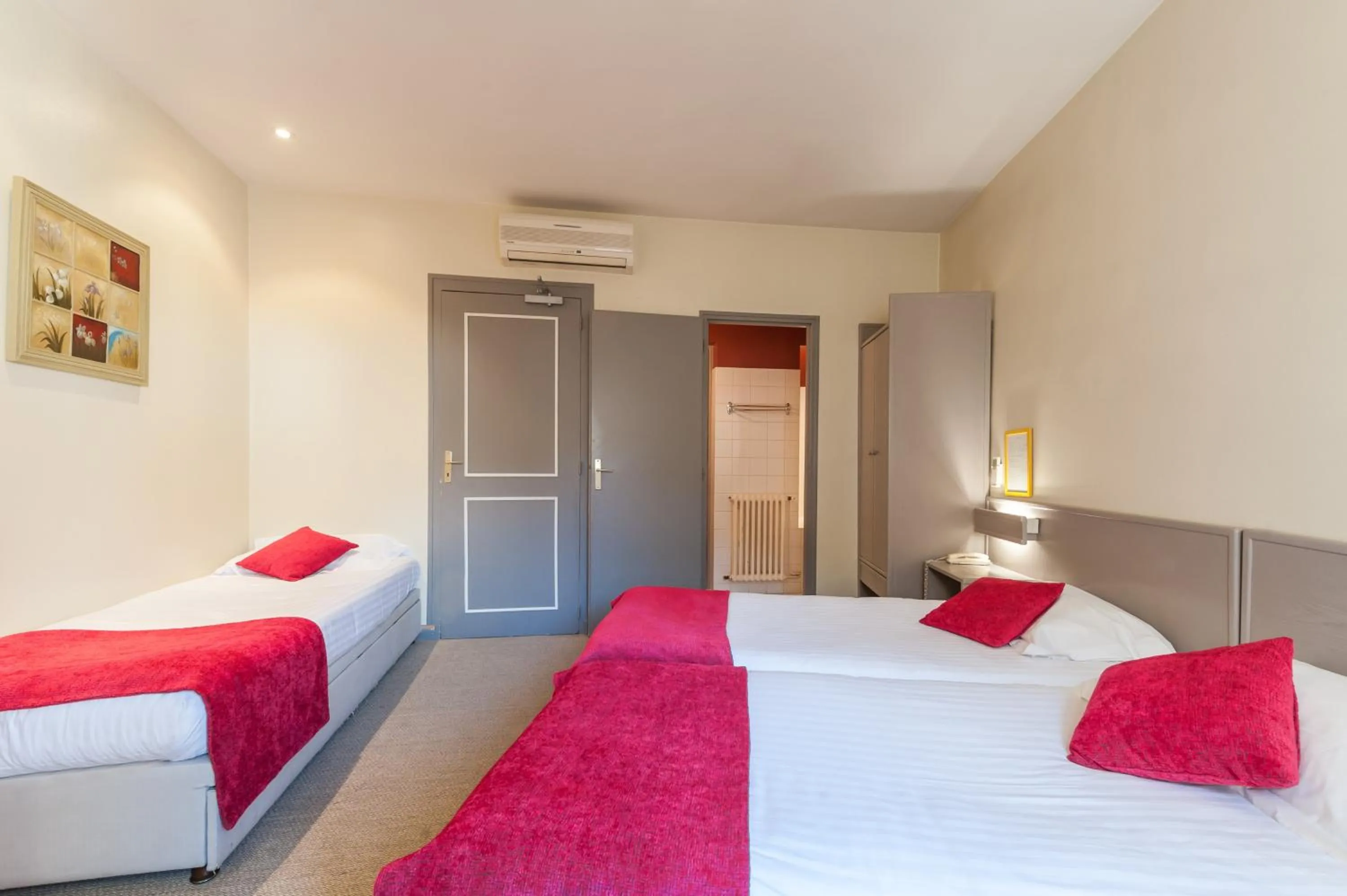 Bed in Logis hotels Les Glycines