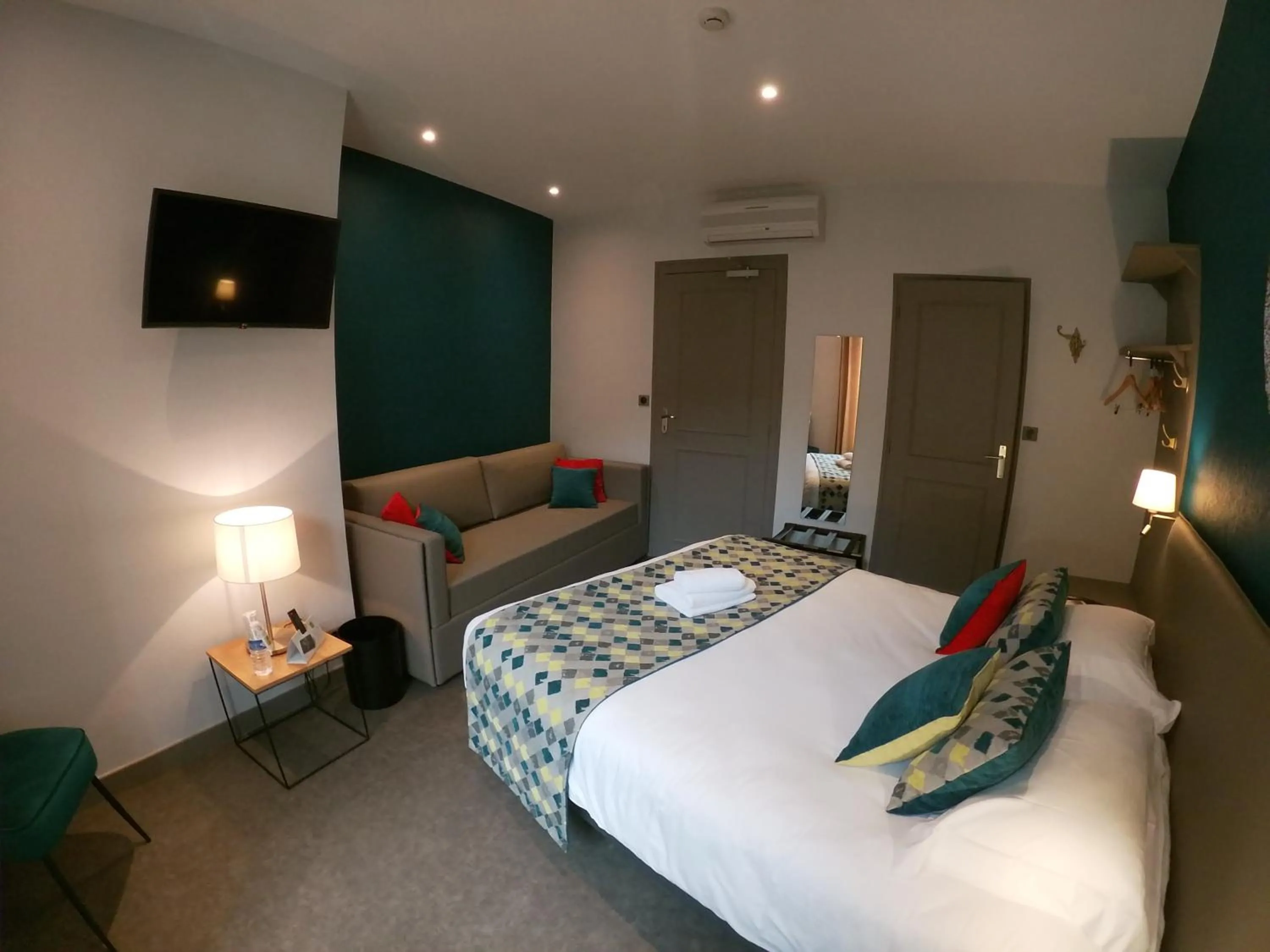 Bed in Logis hotels Les Glycines