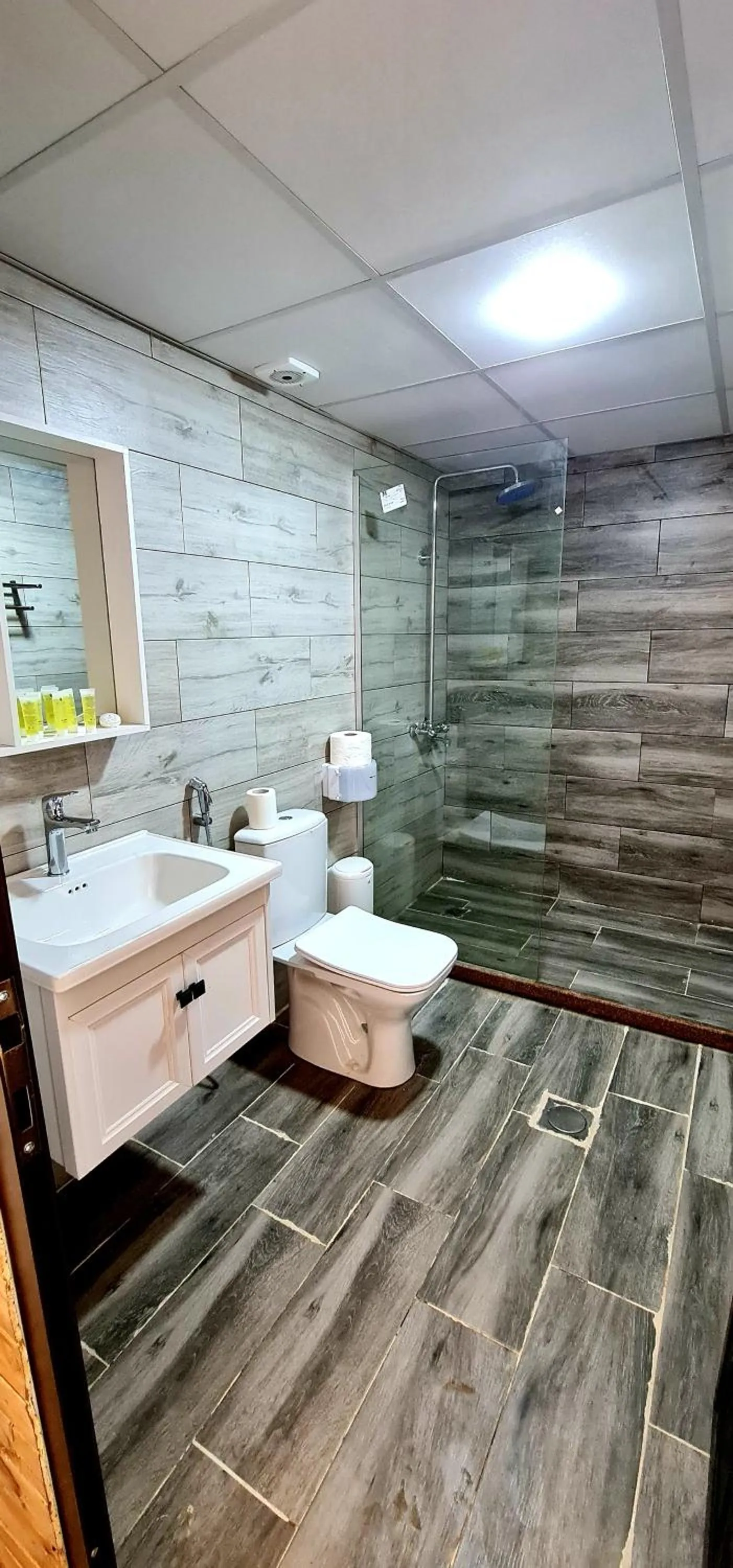 Shower in Hasan Zawaideh luxury camp 2