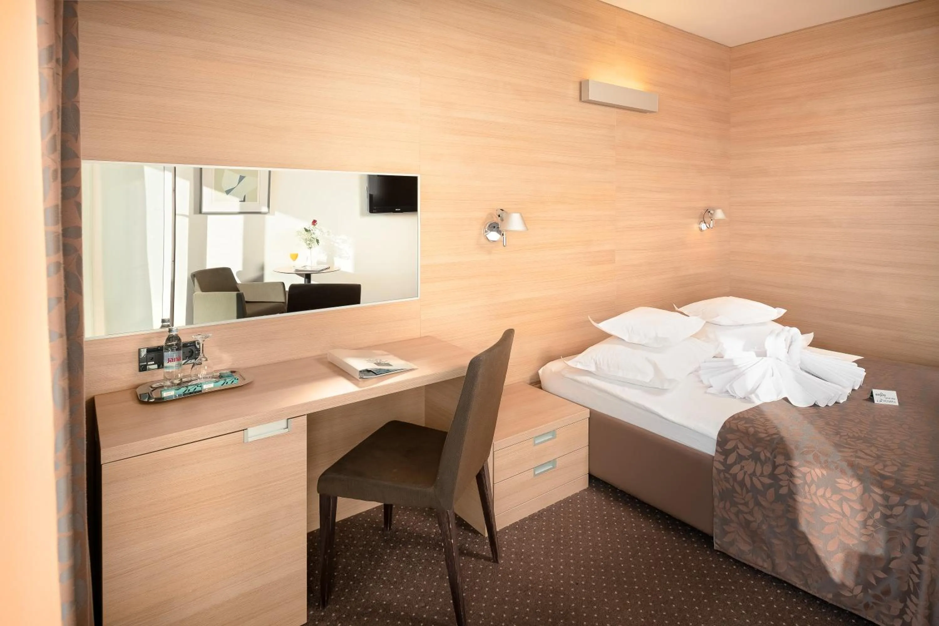 Seating area, Bed in Hotel Olympia