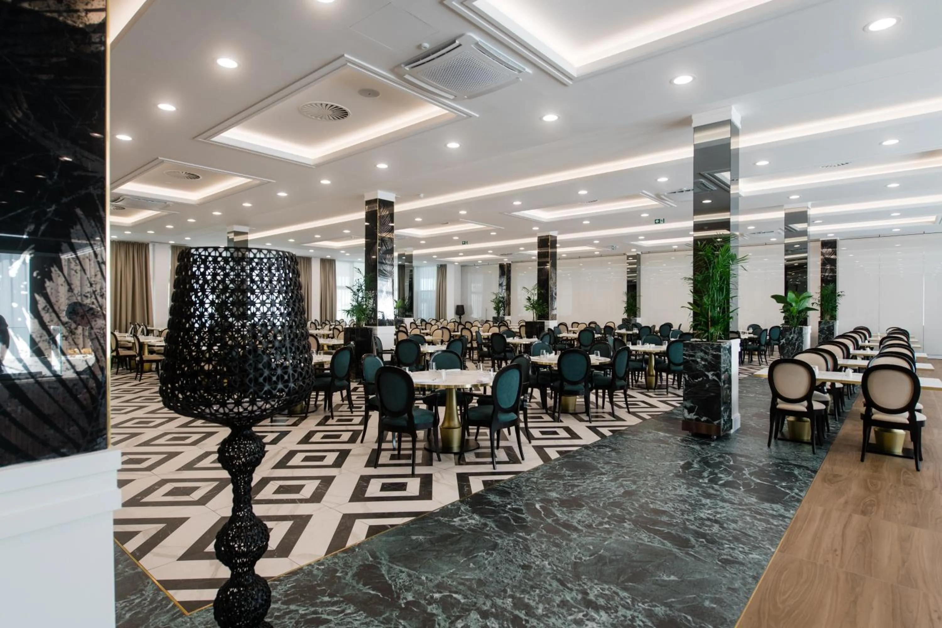 Restaurant/places to eat in Hotel Olympia