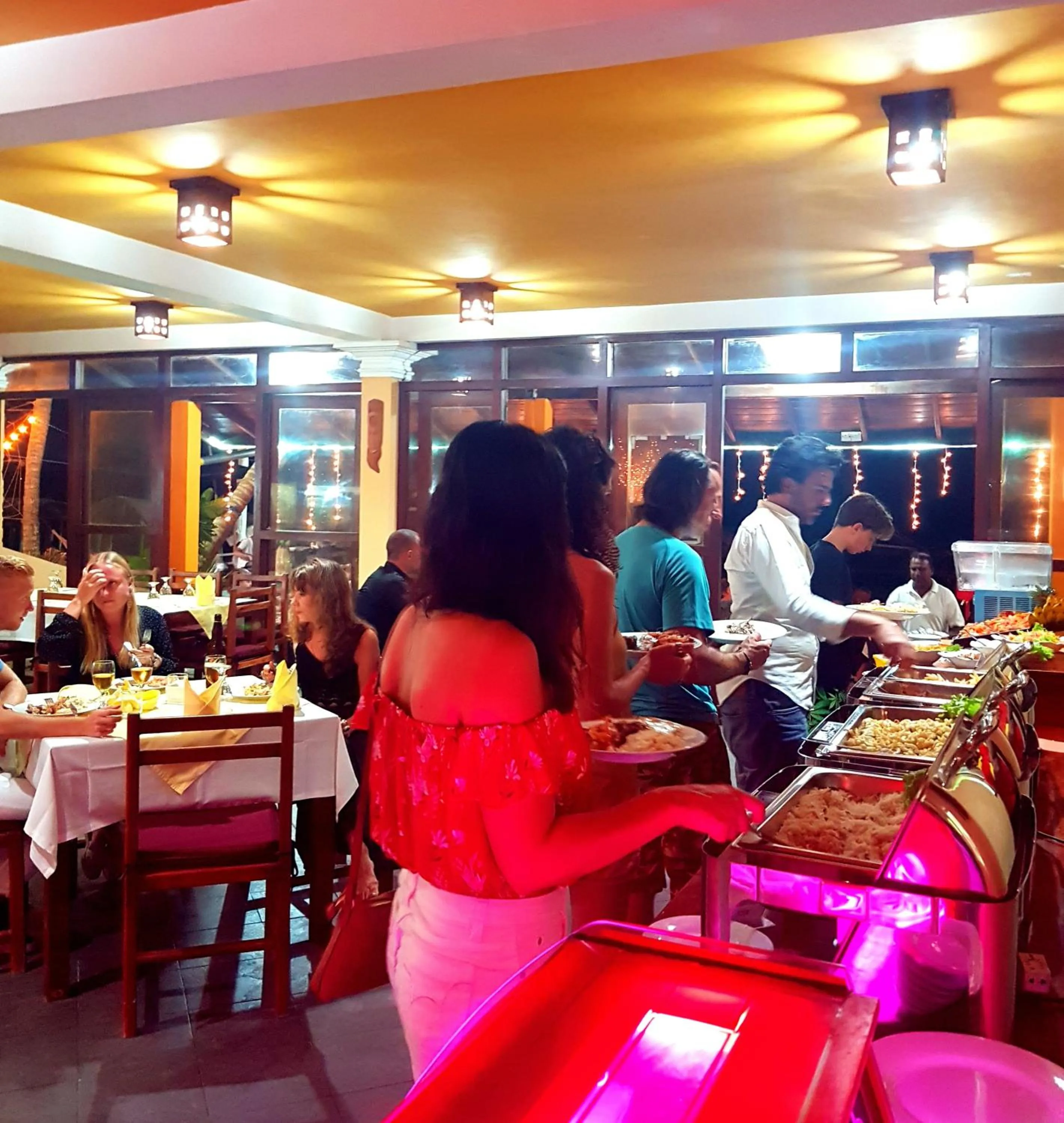 Restaurant/places to eat in Drifters Hotel & Beach Restaurant