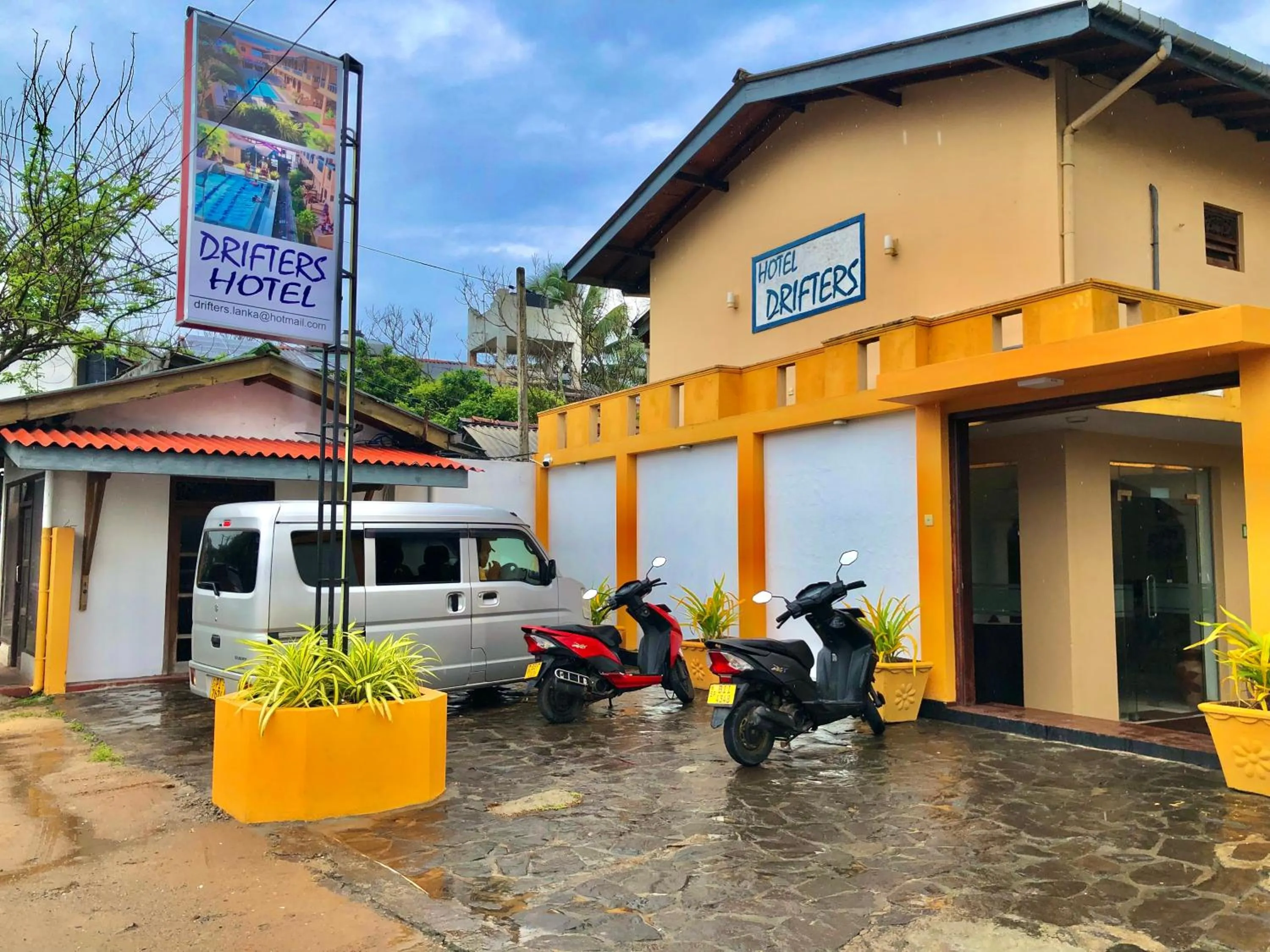 Drifters Hotel & Beach Restaurant