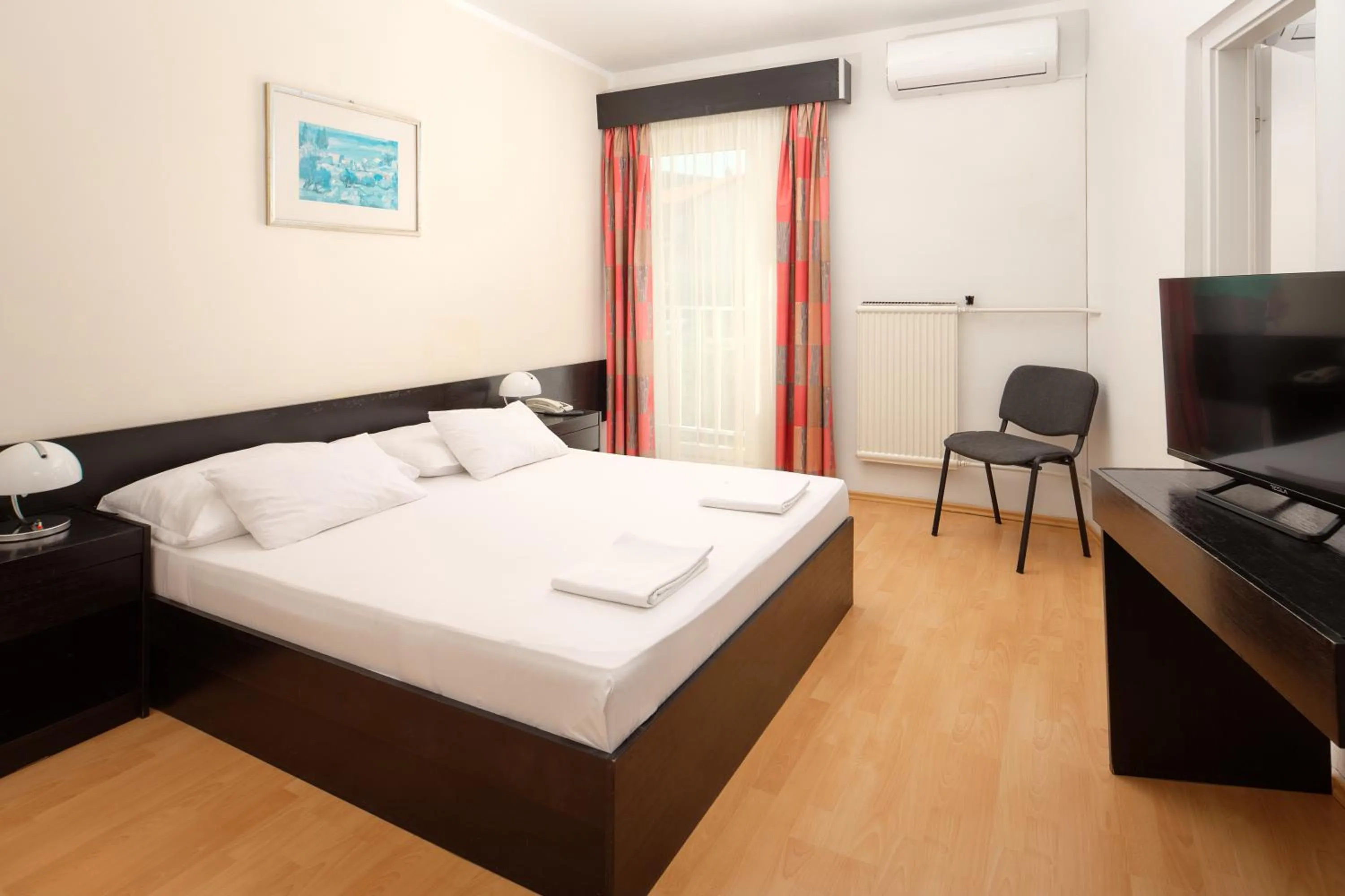 Property building, Bed in Hotel Hvar