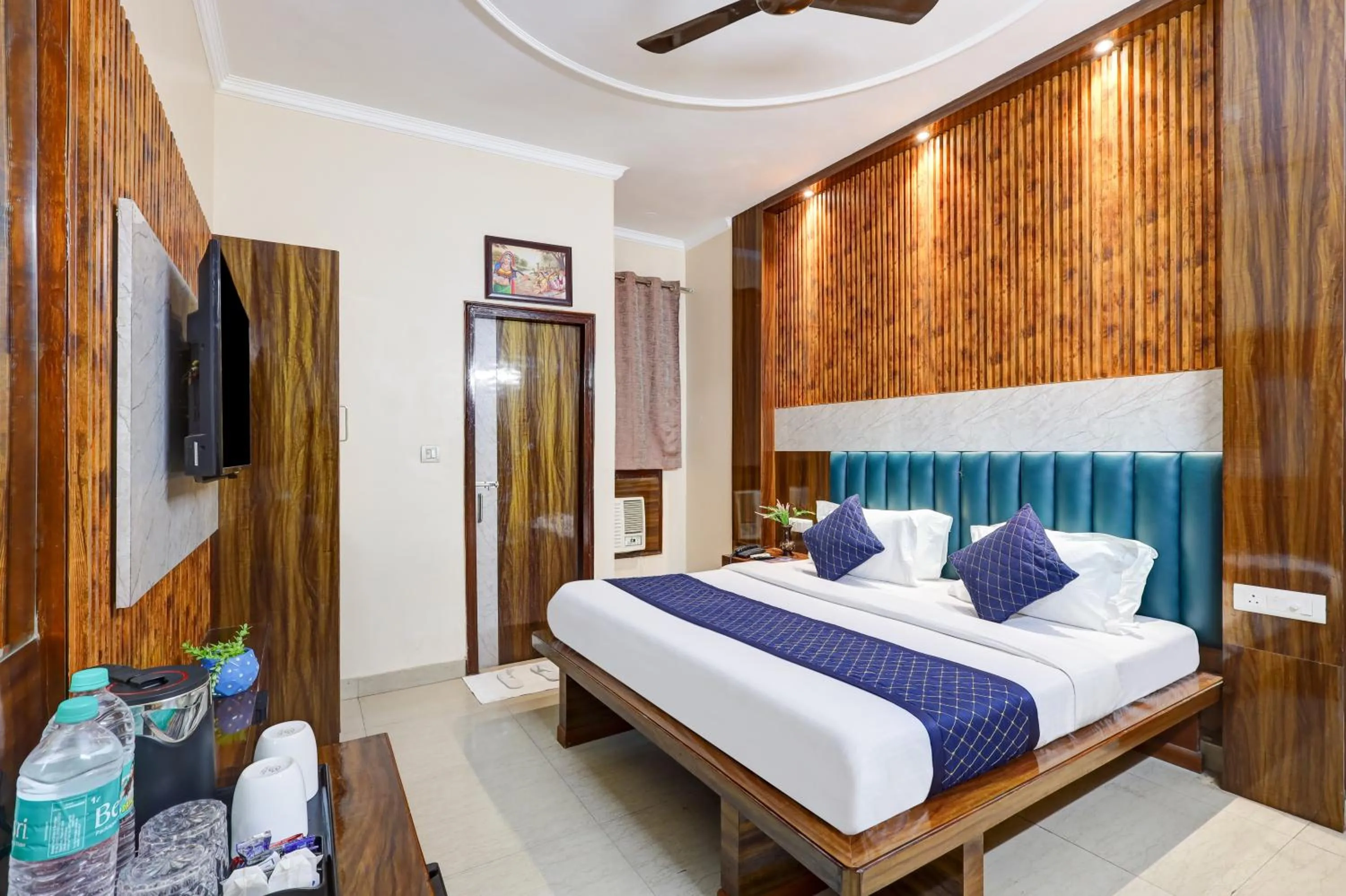 Bedroom, Bed in Hotel Tashkent Palace - Walk in from New Delhi Station & Metro Station