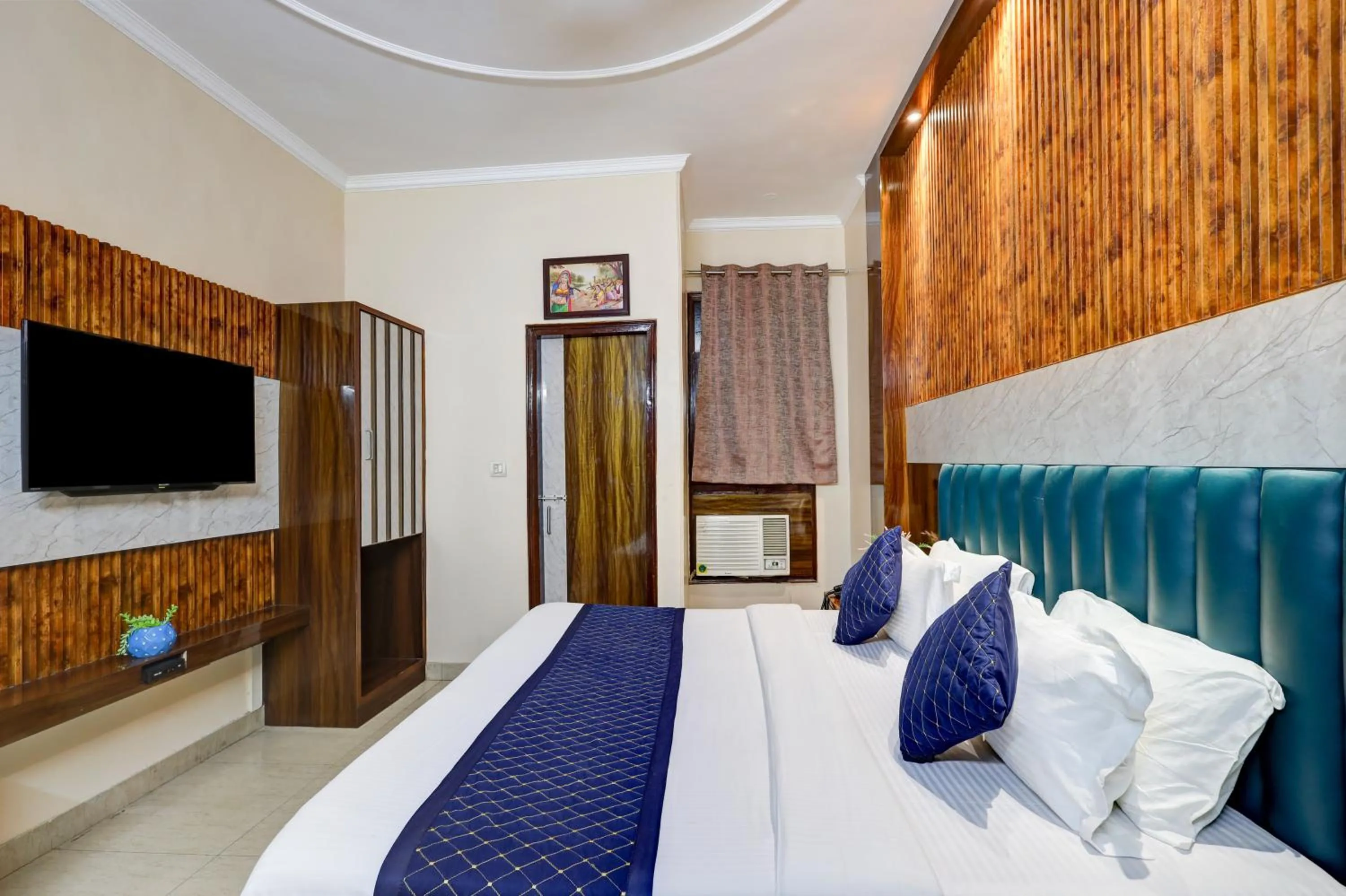 Bedroom, Bed in Hotel Tashkent Palace - Walk in from New Delhi Station & Metro Station