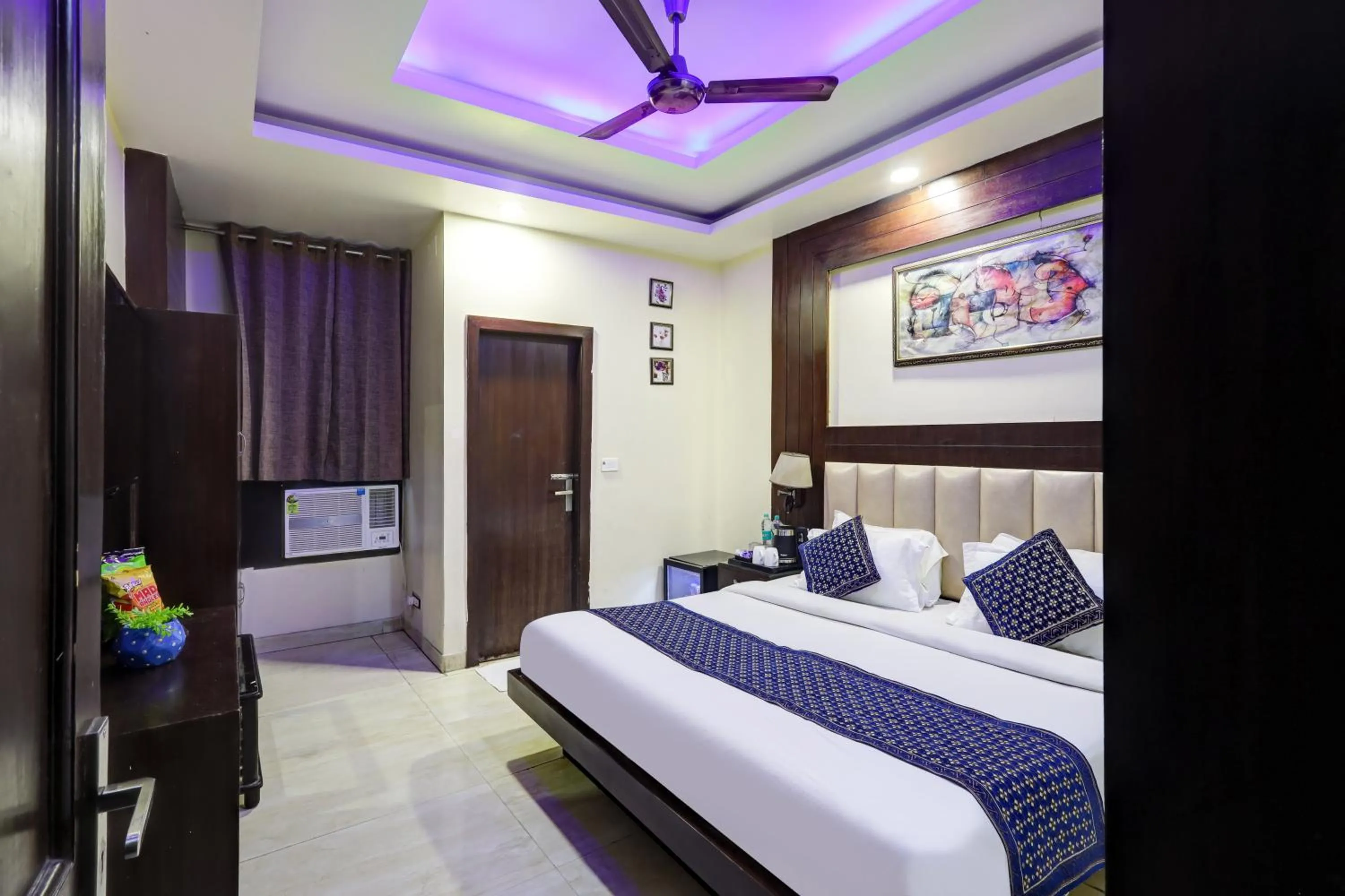 Bedroom, Bed in Hotel Tashkent Palace - Walk in from New Delhi Station & Metro Station